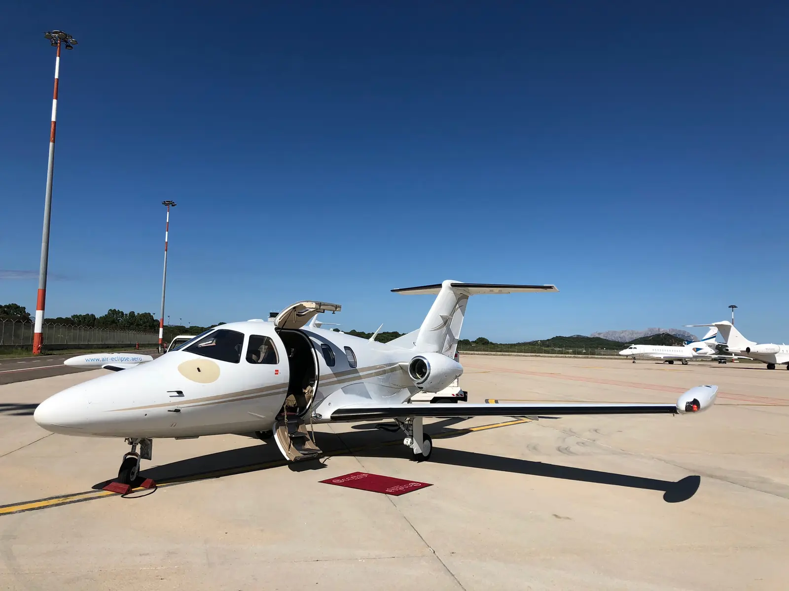 Eclipse 500 2-MINI operated by Channel Jets photo 3