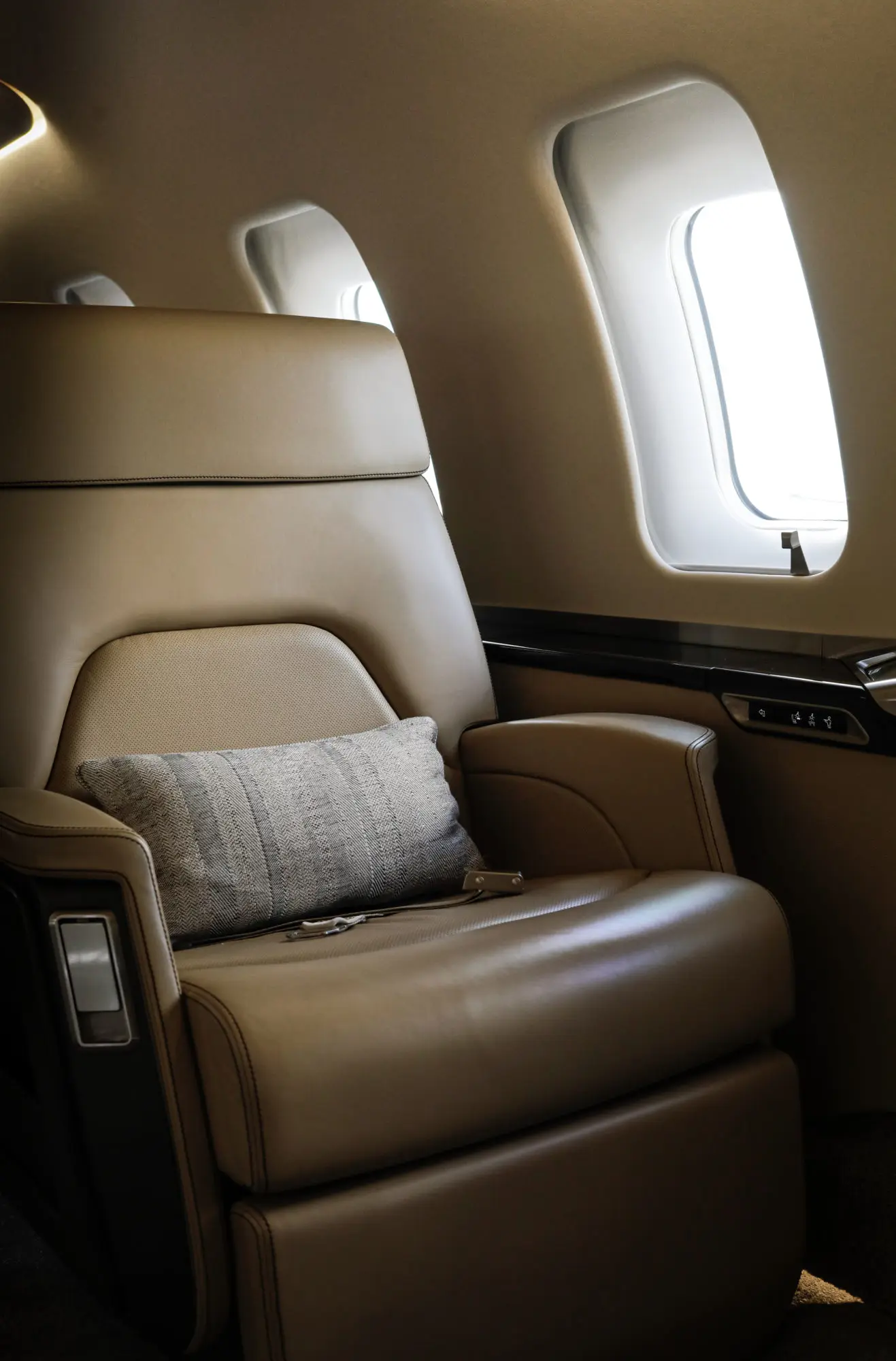 Bombardier Challenger 650 2-TRVL operated by Volare Aviation, Ltd. photo 4