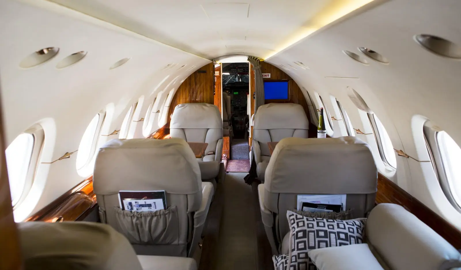 Beechcraft Hawker 800XP 4X-CUZ operated by Arrow Aviation Israel photo 4