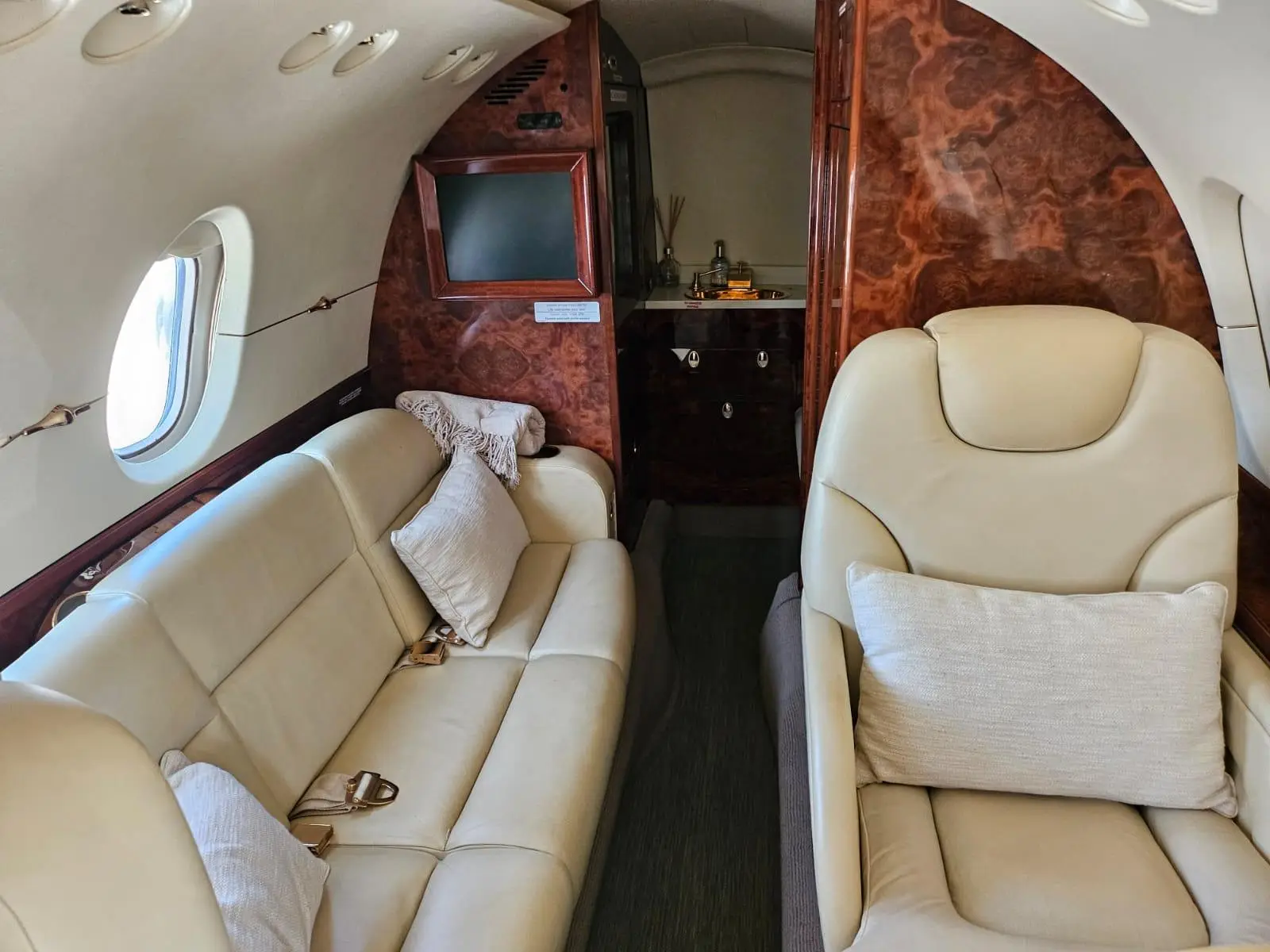 Beechcraft Hawker 800XPi 4X-CZF operated by Arrow Aviation Israel photo 3