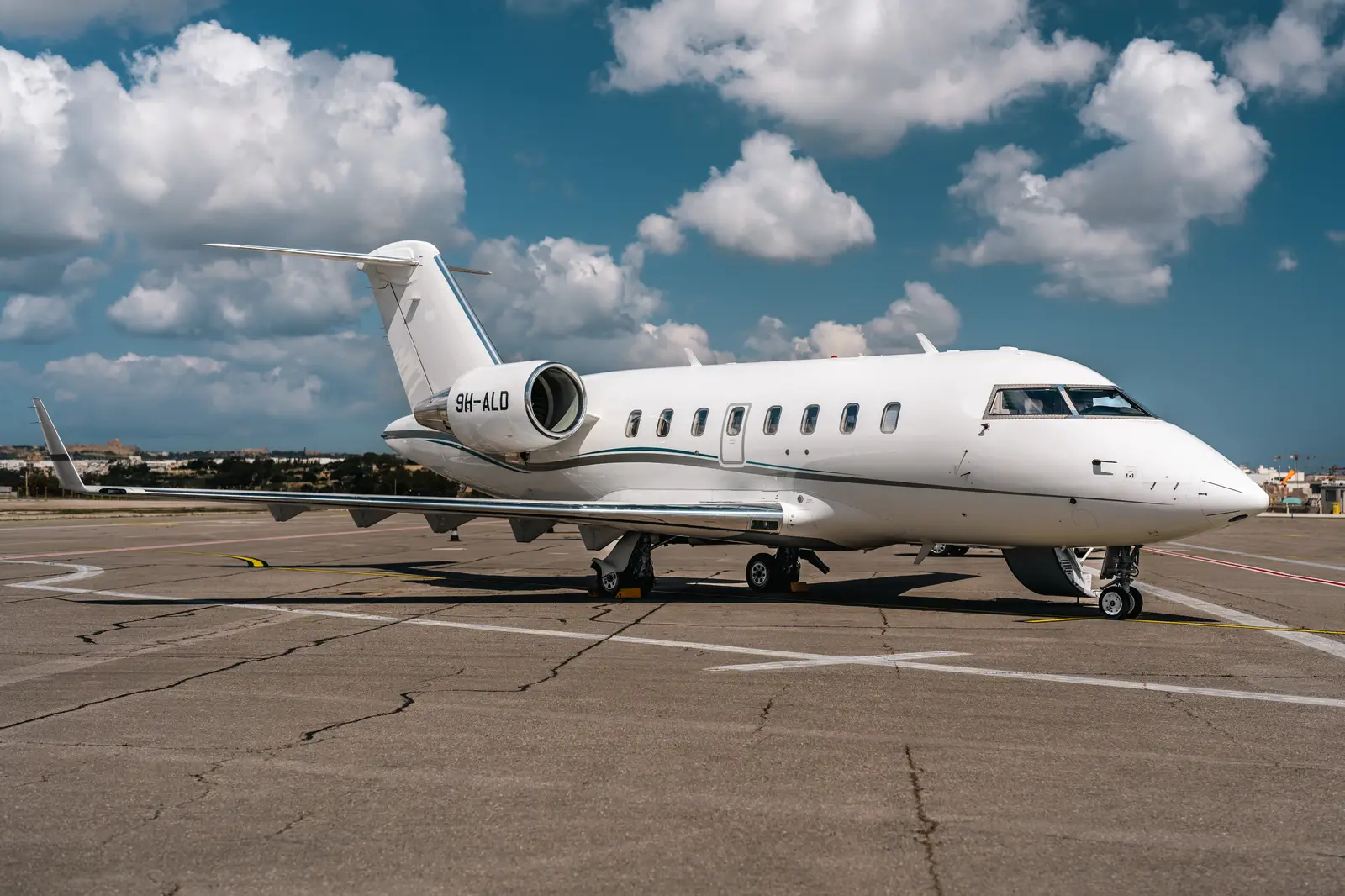 Bombardier Challenger 605 9H-ALD