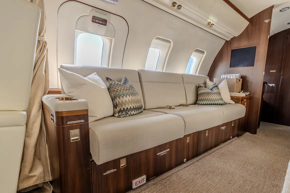 Bombardier Challenger 605 9H-ALD operated by ElitAvia photo 3