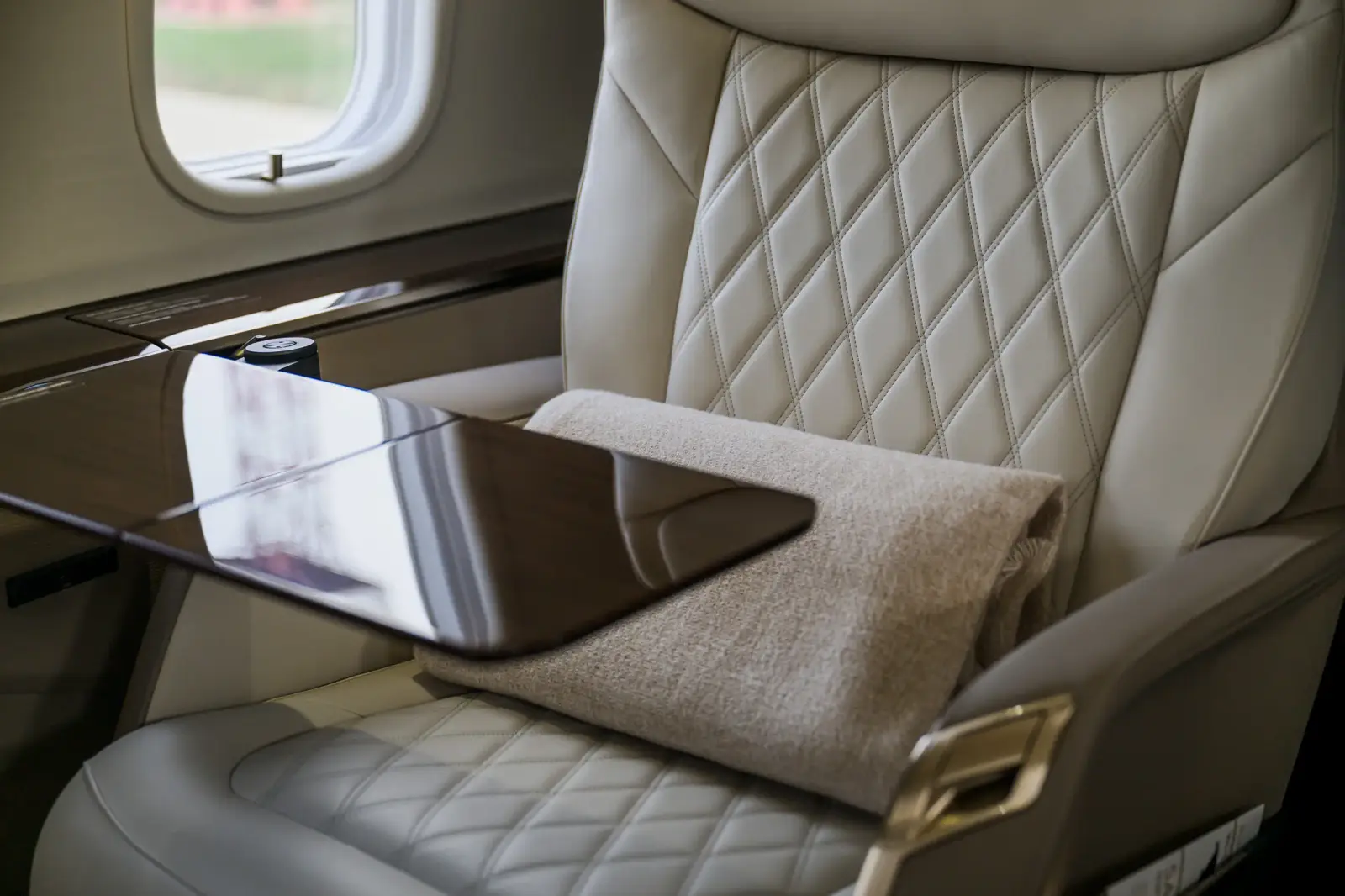 Bombardier Challenger 3500 9H-CHL operated by Avcon Jet AG photo 3