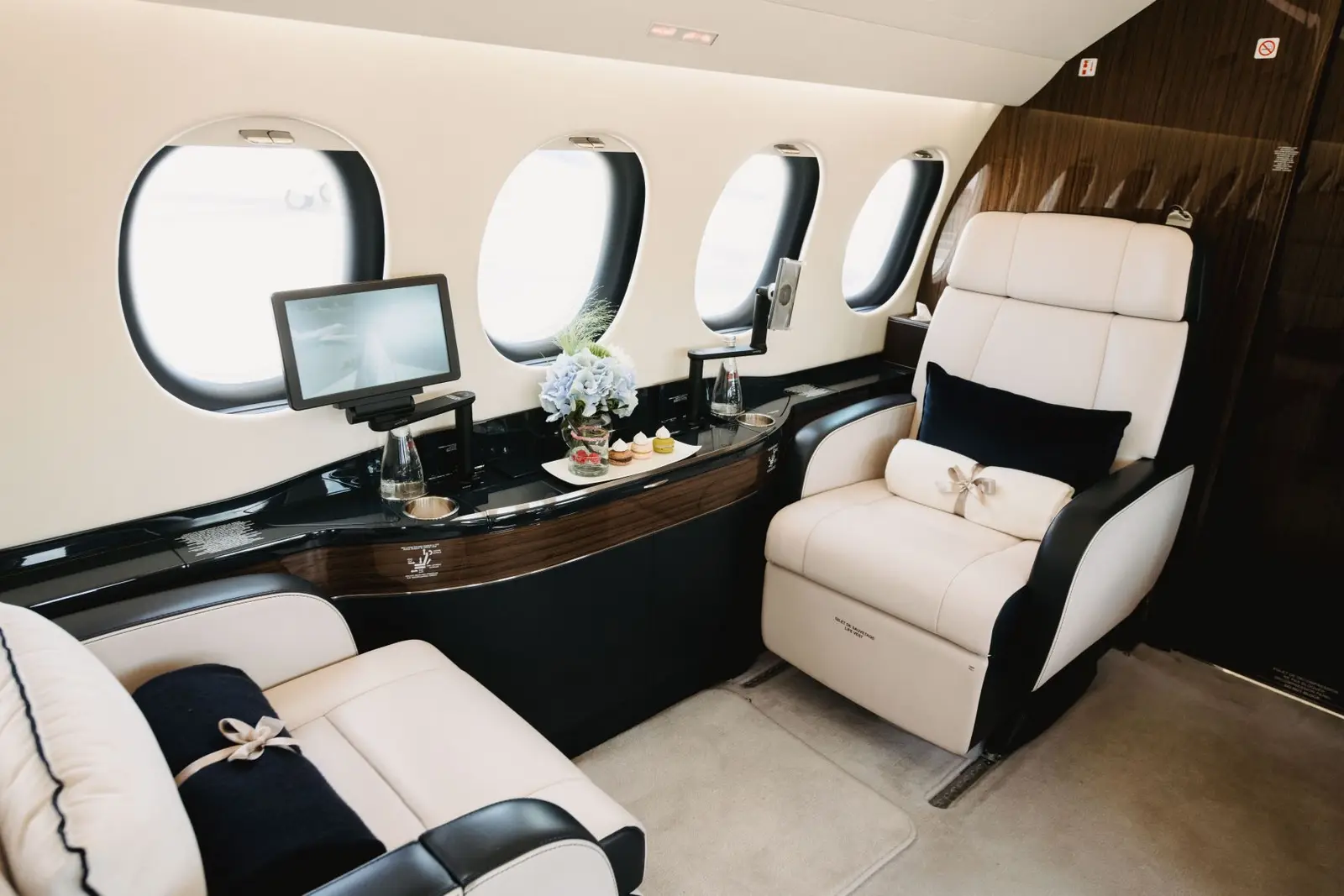 Dassault Falcon 7X 9H-SFL operated by SPARFELL Aviation Group photo 5