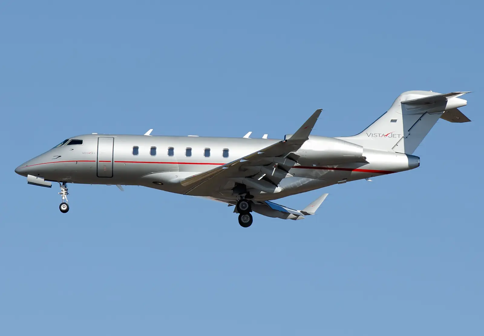 Bombardier Challenger 350 9H-VCK operated by Vistajet photo 4