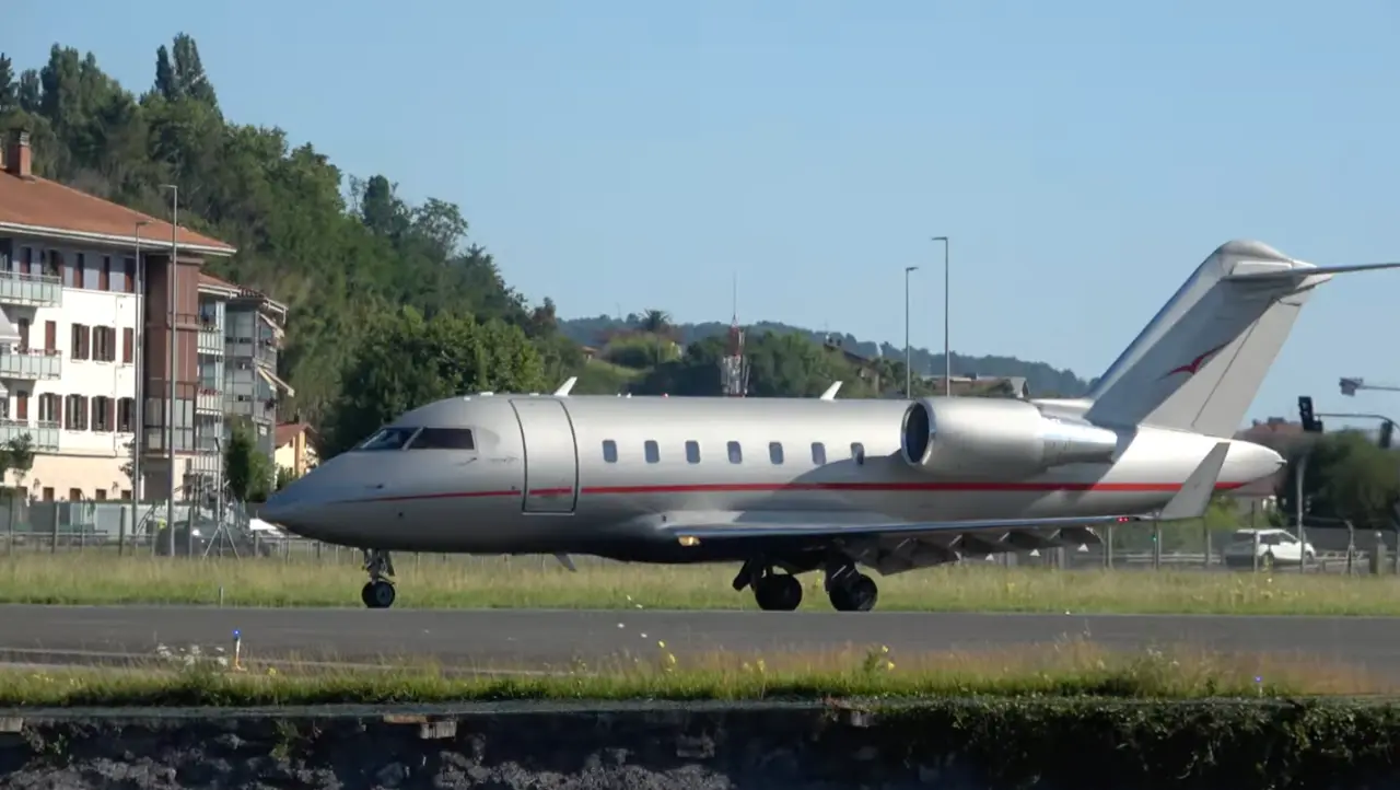 Bombardier Challenger 605 9H-VFM operated by Vistajet photo 2