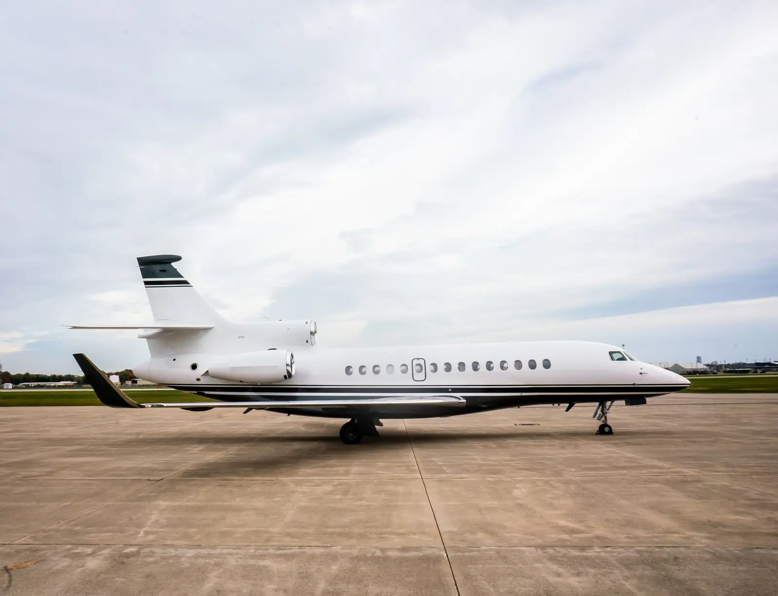 Dassault Falcon 7X 9H-XONE operated by Gama Aviation Ltd photo 4