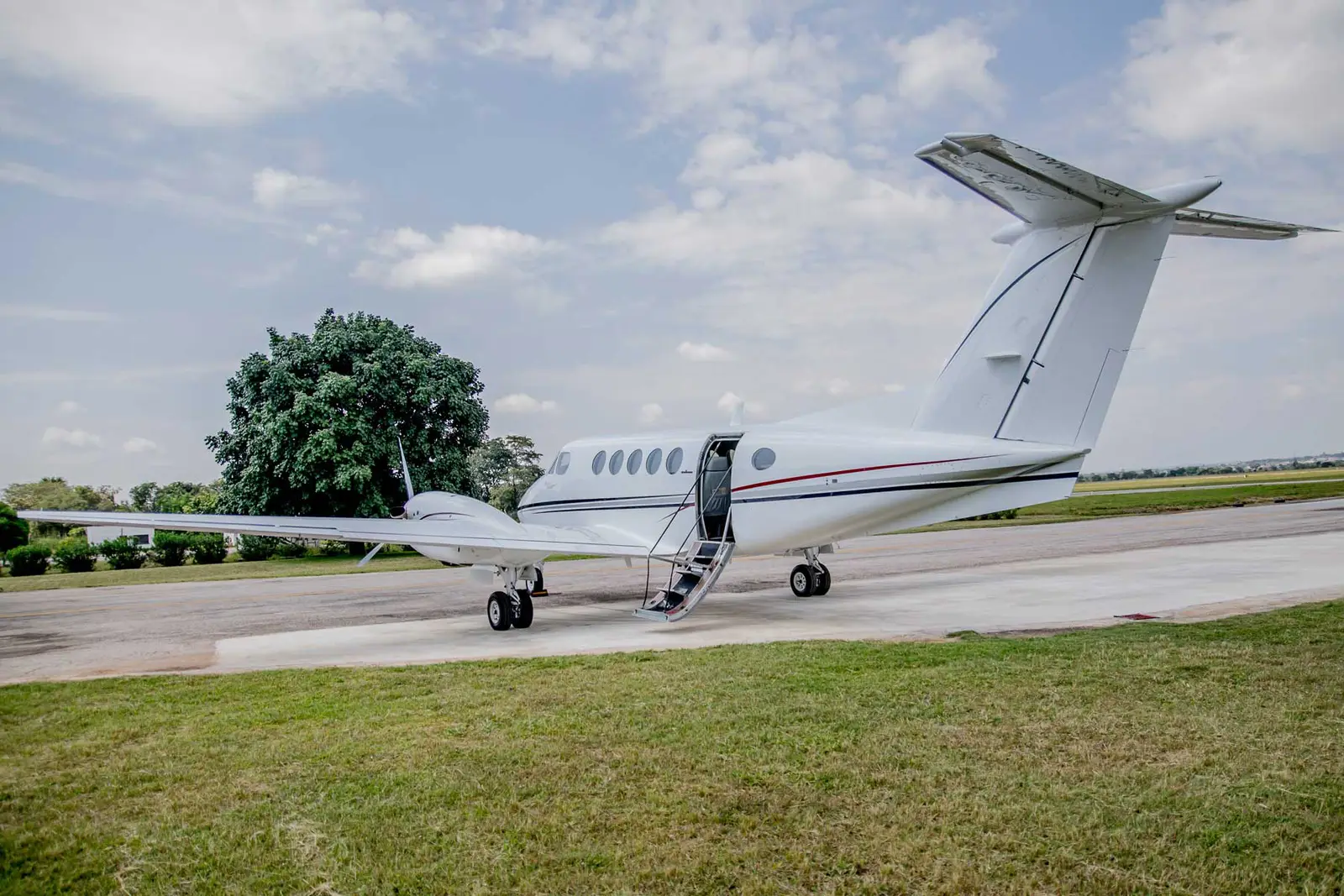 Beechcraft King Air 200 9J-STB operated by Staravia Air Charters photo 4