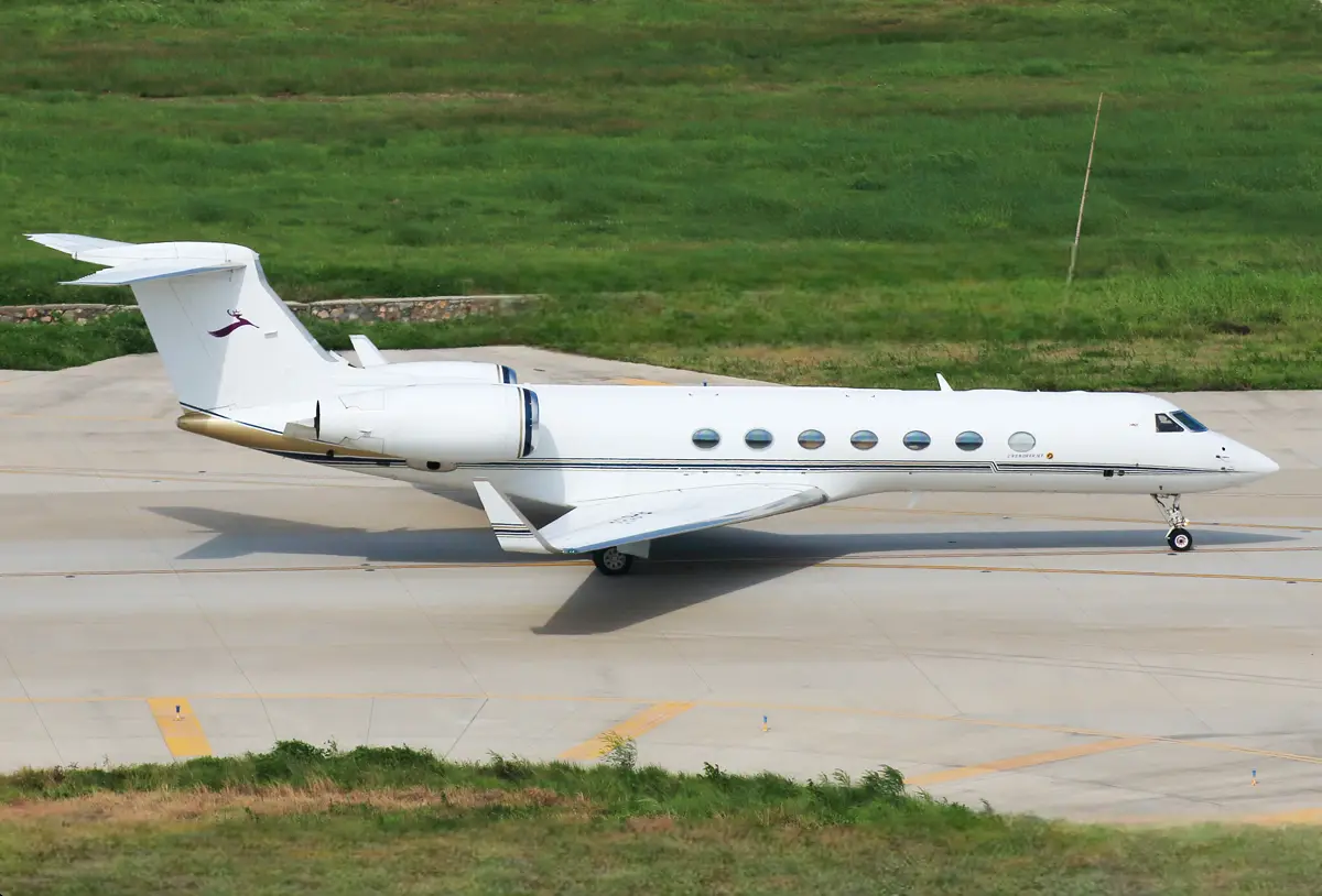 Gulfstream G550 B-8136 operated by Deer Jet Co Ltd photo 2