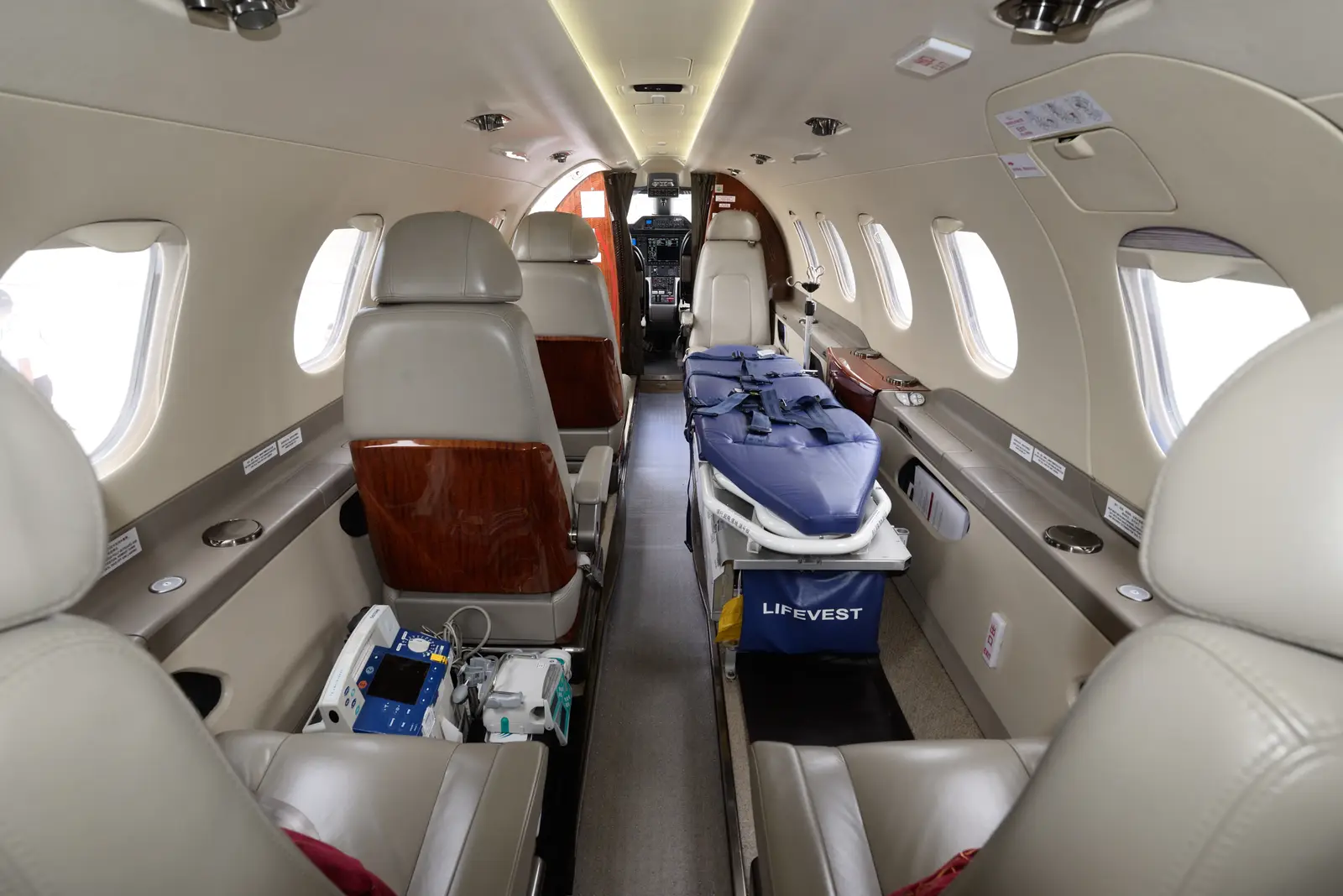 Embraer Phenom 300 B-95119 operated by Executive Aviation Taiwan Corporation photo 2
