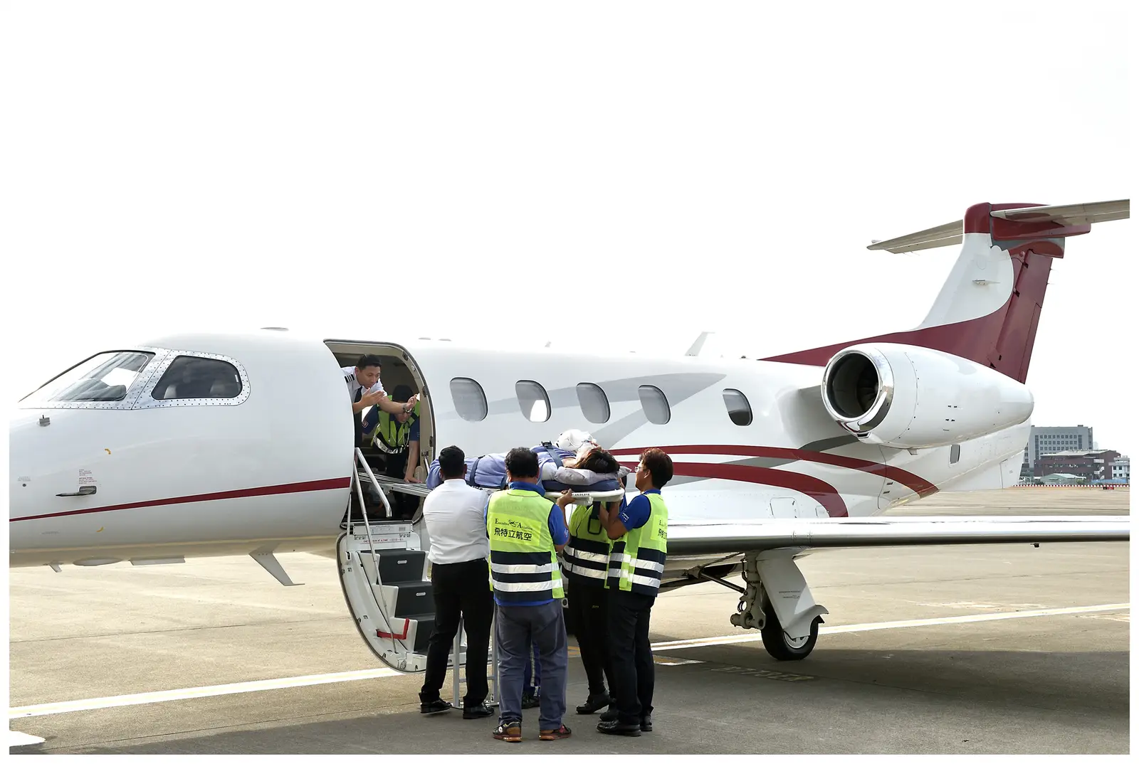 Embraer Phenom 300 B-95119 operated by Executive Aviation Taiwan Corporation photo 3