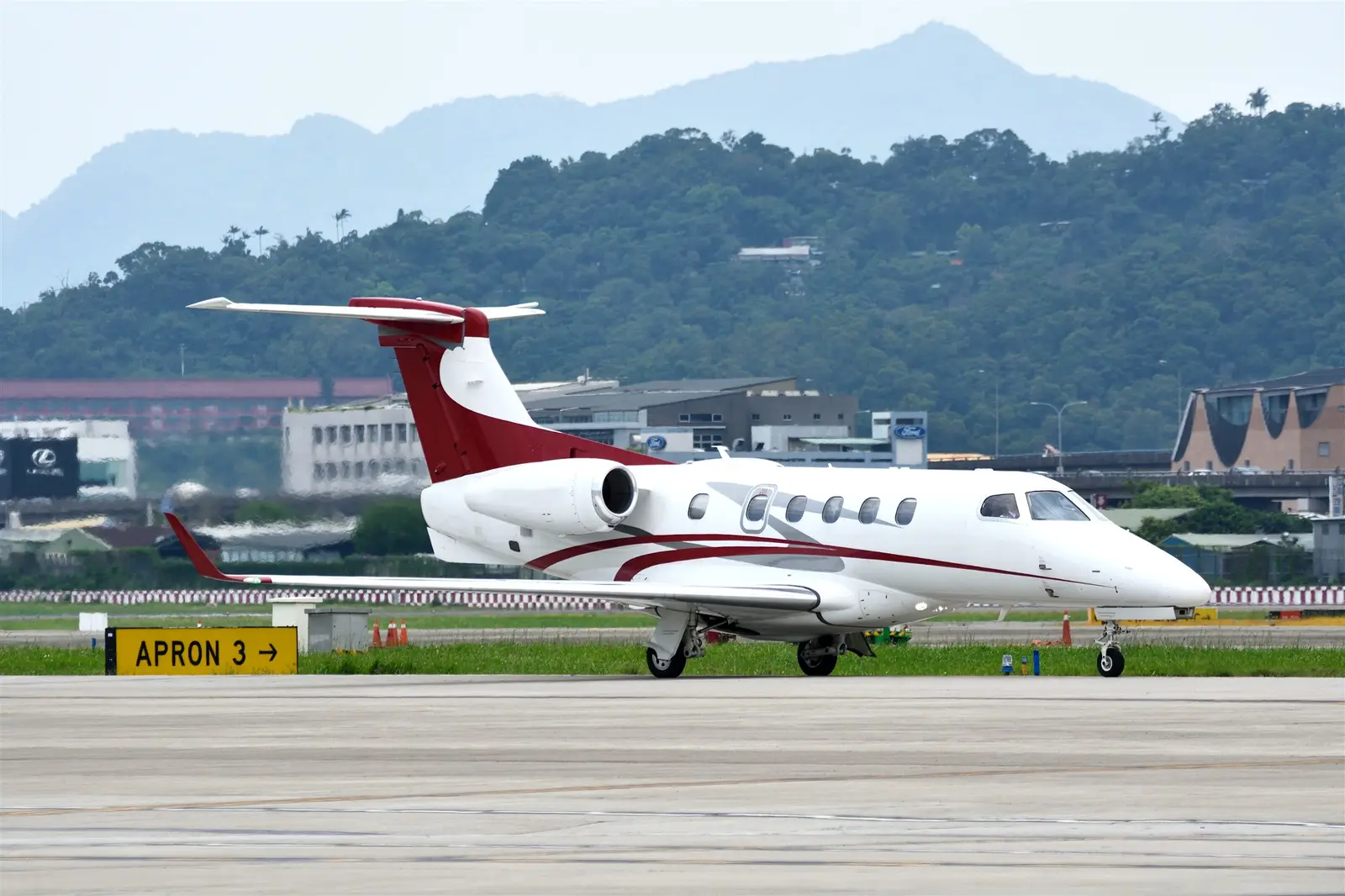 Embraer Phenom 300 B-95119 operated by Executive Aviation Taiwan Corporation photo 4