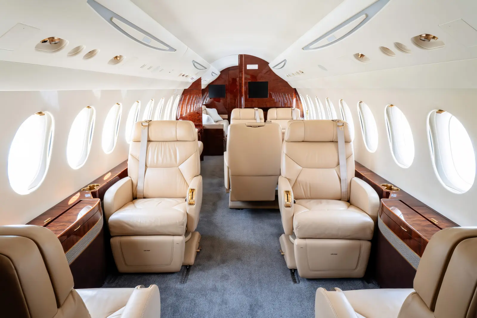 Dassault Falcon 7X C-FAWZ operated by Execaire Aviation photo 2