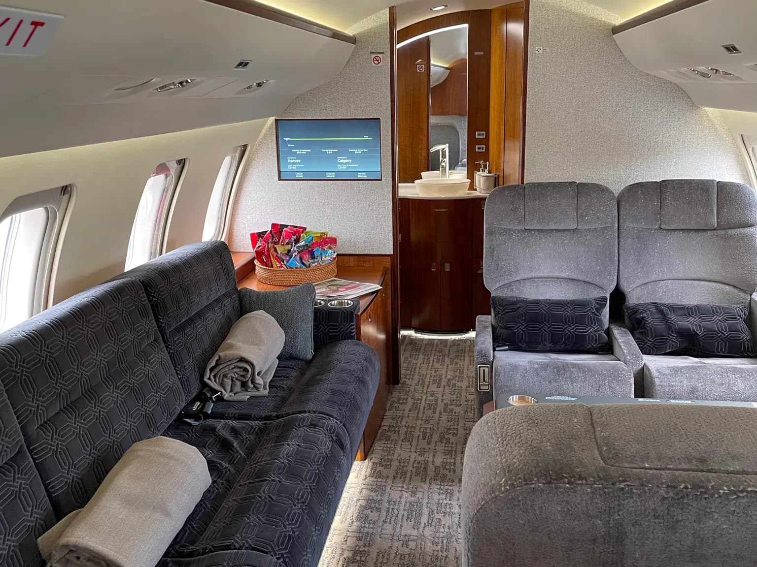 Bombardier Challenger 605 C-FBJF operated by Sunwest Aviation, Ltd. photo 3