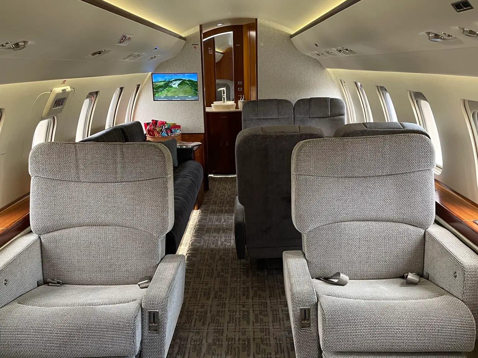 Bombardier Challenger 605 C-FBJF operated by Sunwest Aviation, Ltd. photo 5