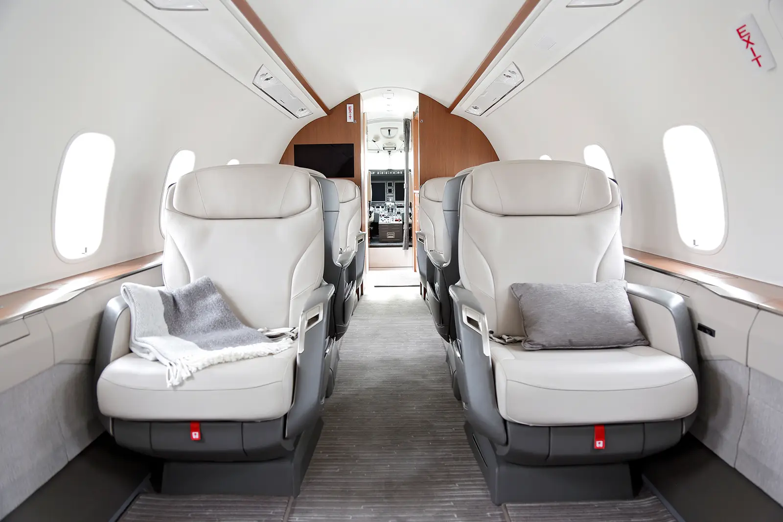 Bombardier Challenger 3500 C-FCEC operated by Sunwest Aviation, Ltd. photo 3