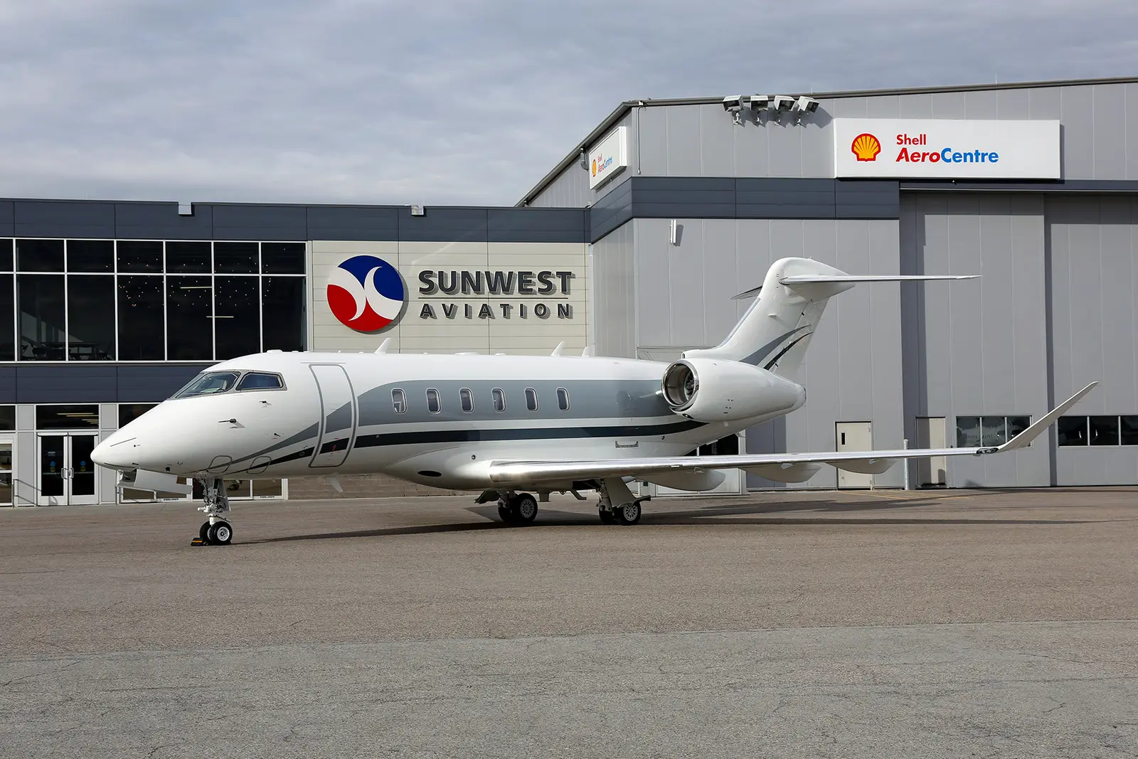Bombardier Challenger 3500 C-FCEC operated by Sunwest Aviation, Ltd. photo 4