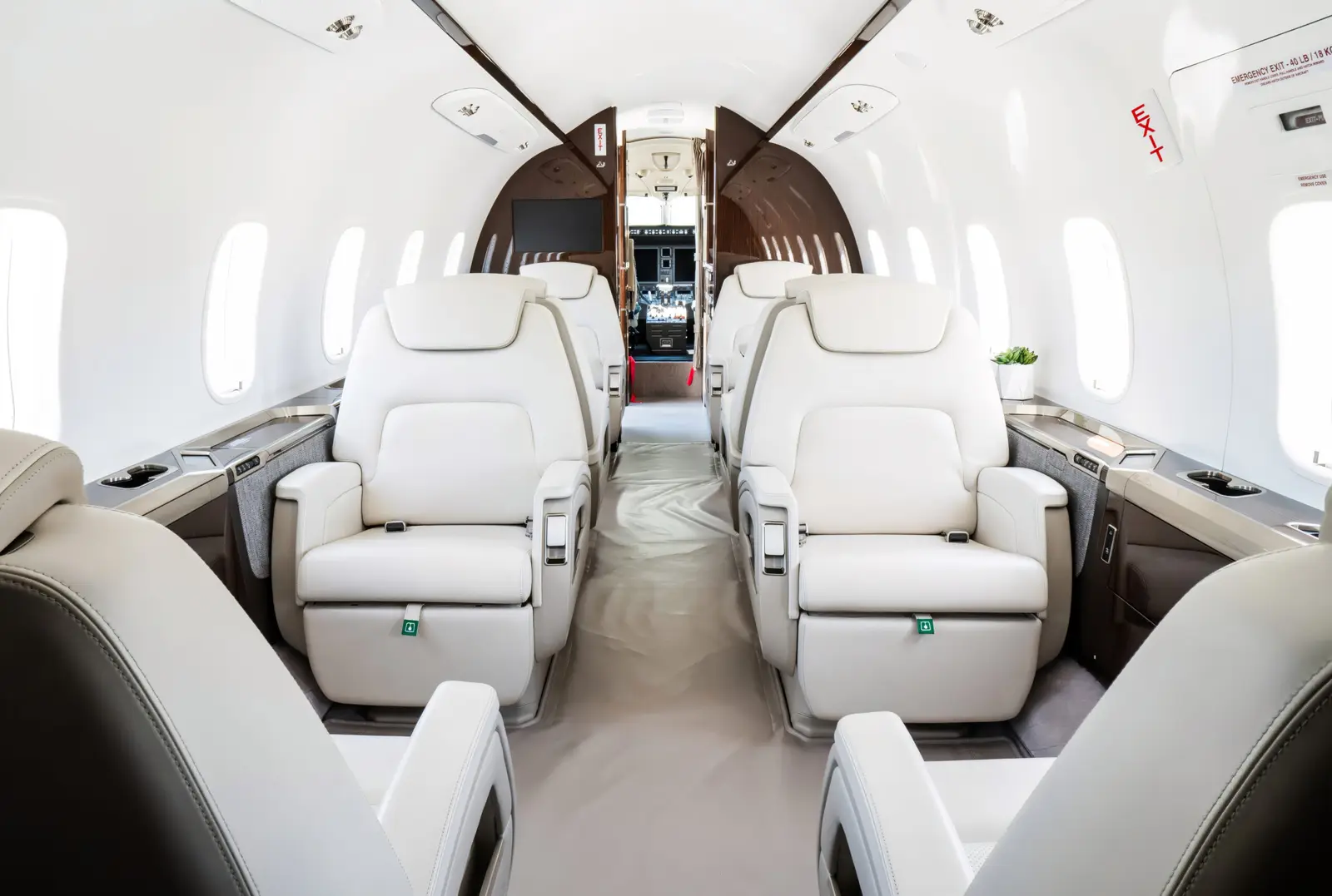 Bombardier Challenger 350 C-FCSI operated by Execaire Aviation photo 2