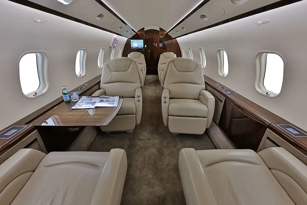 Bombardier Challenger 300 C-FDDI operated by Execaire Aviation, exterior