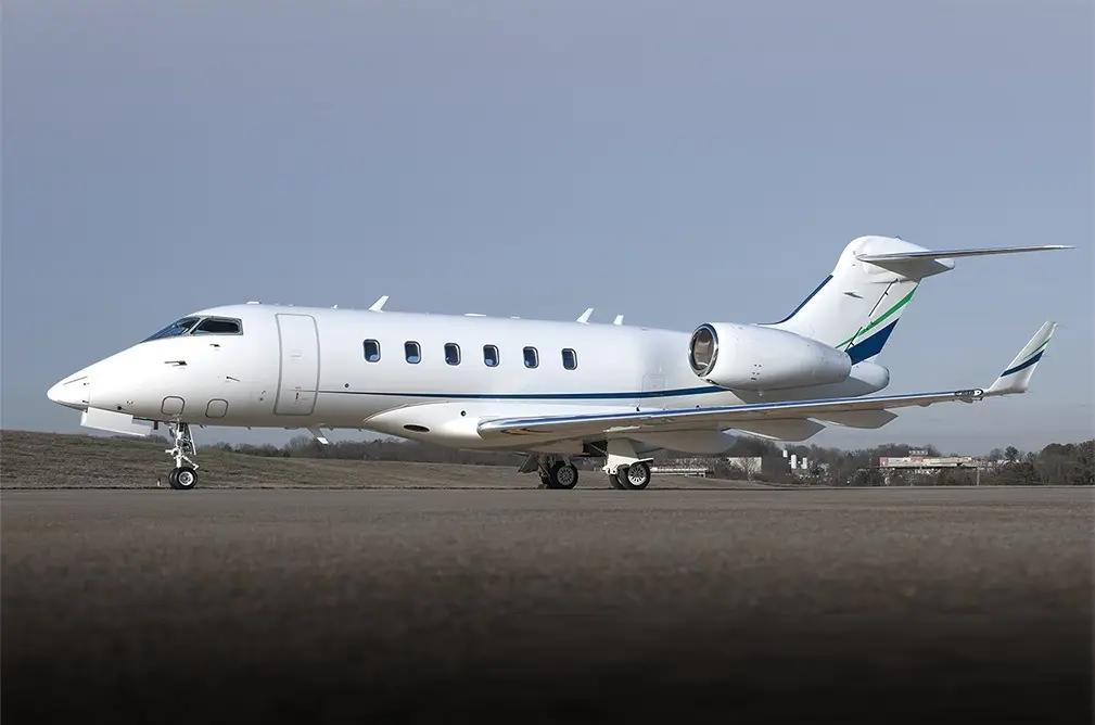 Bombardier Challenger 300 C-FDDI operated by Execaire Aviation photo 3