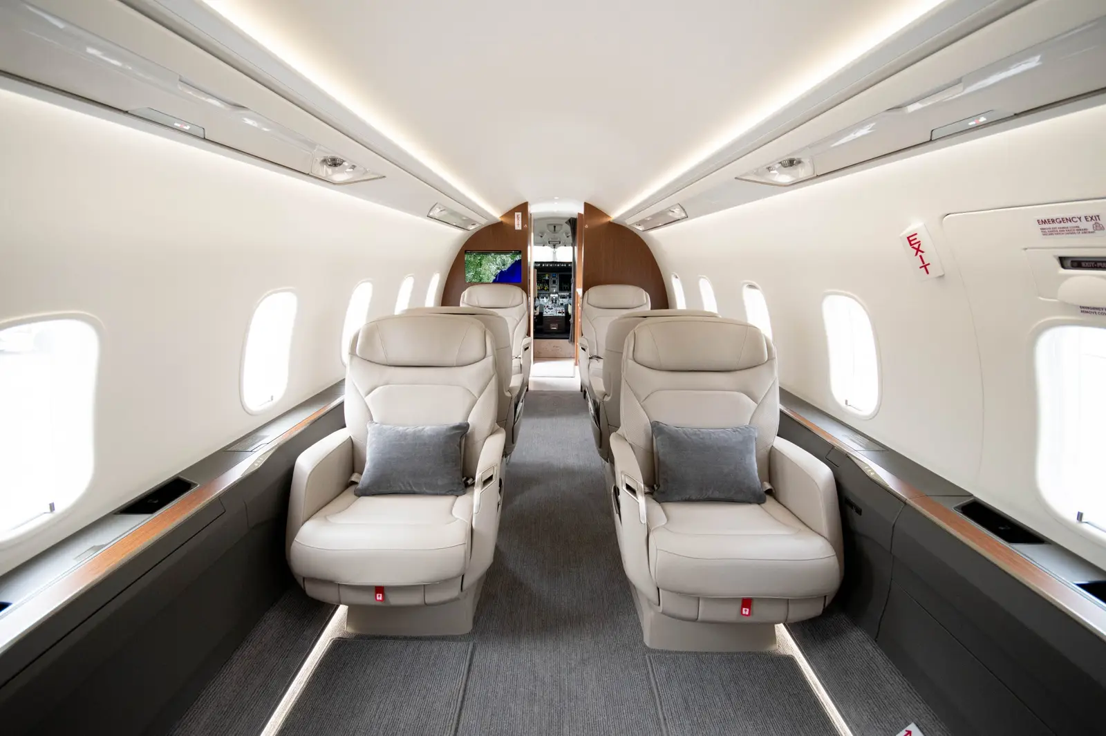 Bombardier Challenger 3500 C-FGCU operated by Chartright Air Group photo 5