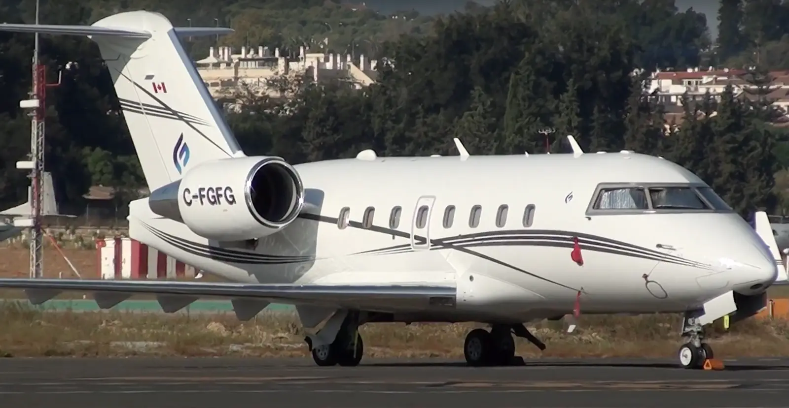 Bombardier Challenger 604 C-FGFG operated by NovaJet Aviation Group photo 4