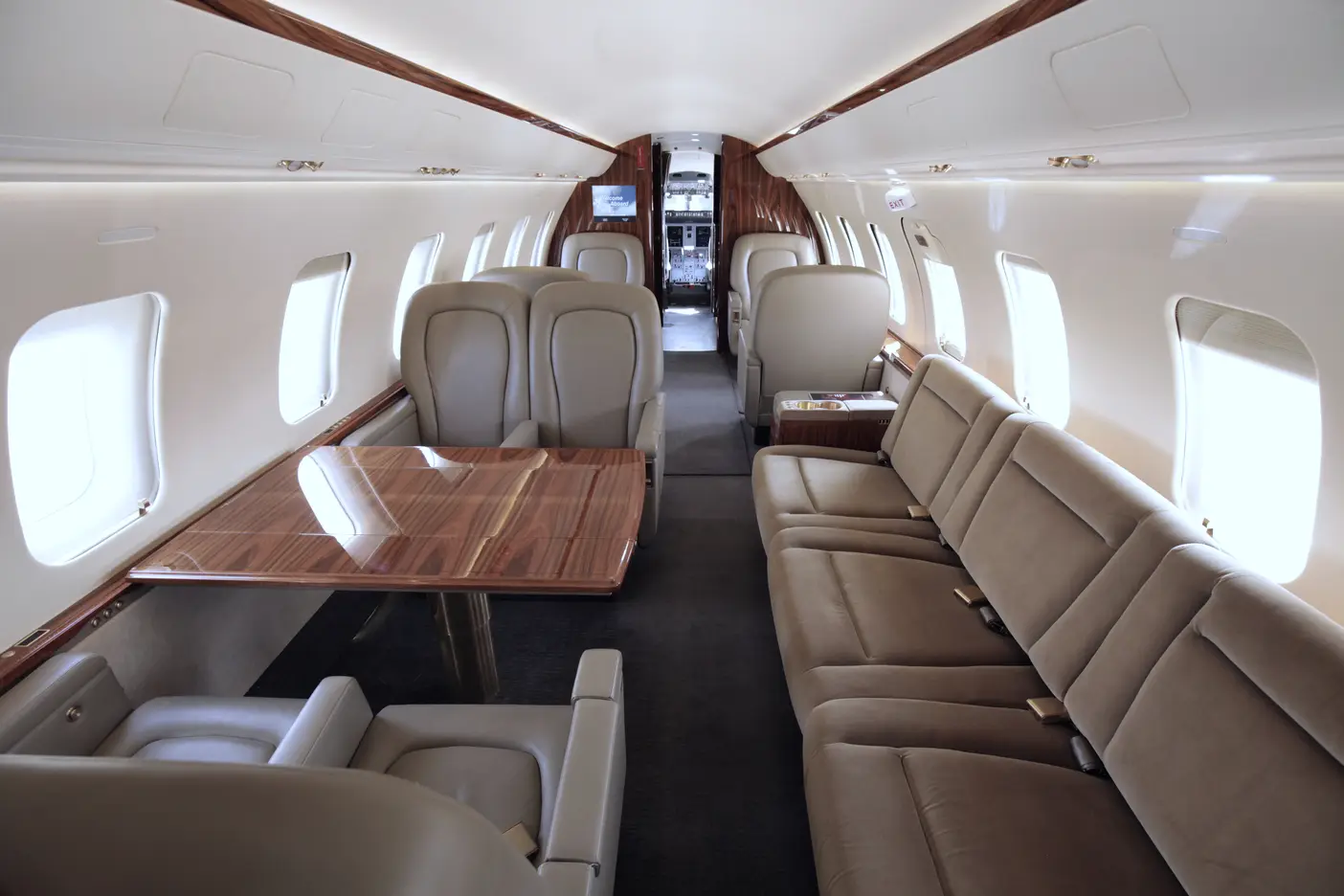 Bombardier Challenger 605 C-FGKS operated by Jetport photo 2