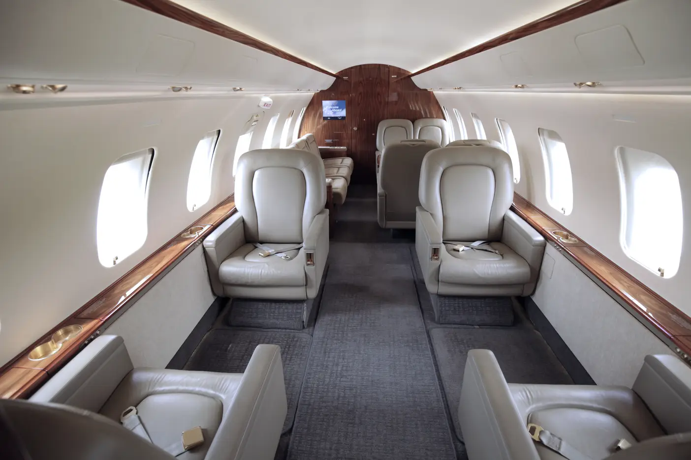 Bombardier Challenger 605 C-FGKS operated by Jetport photo 3