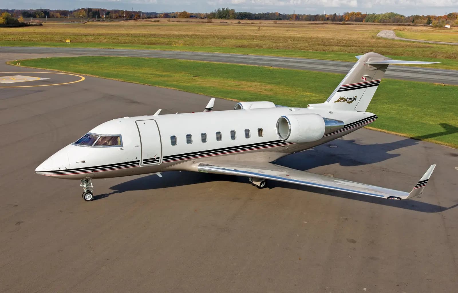 Bombardier Challenger 605 C-FHRL operated by Jetport, exterior