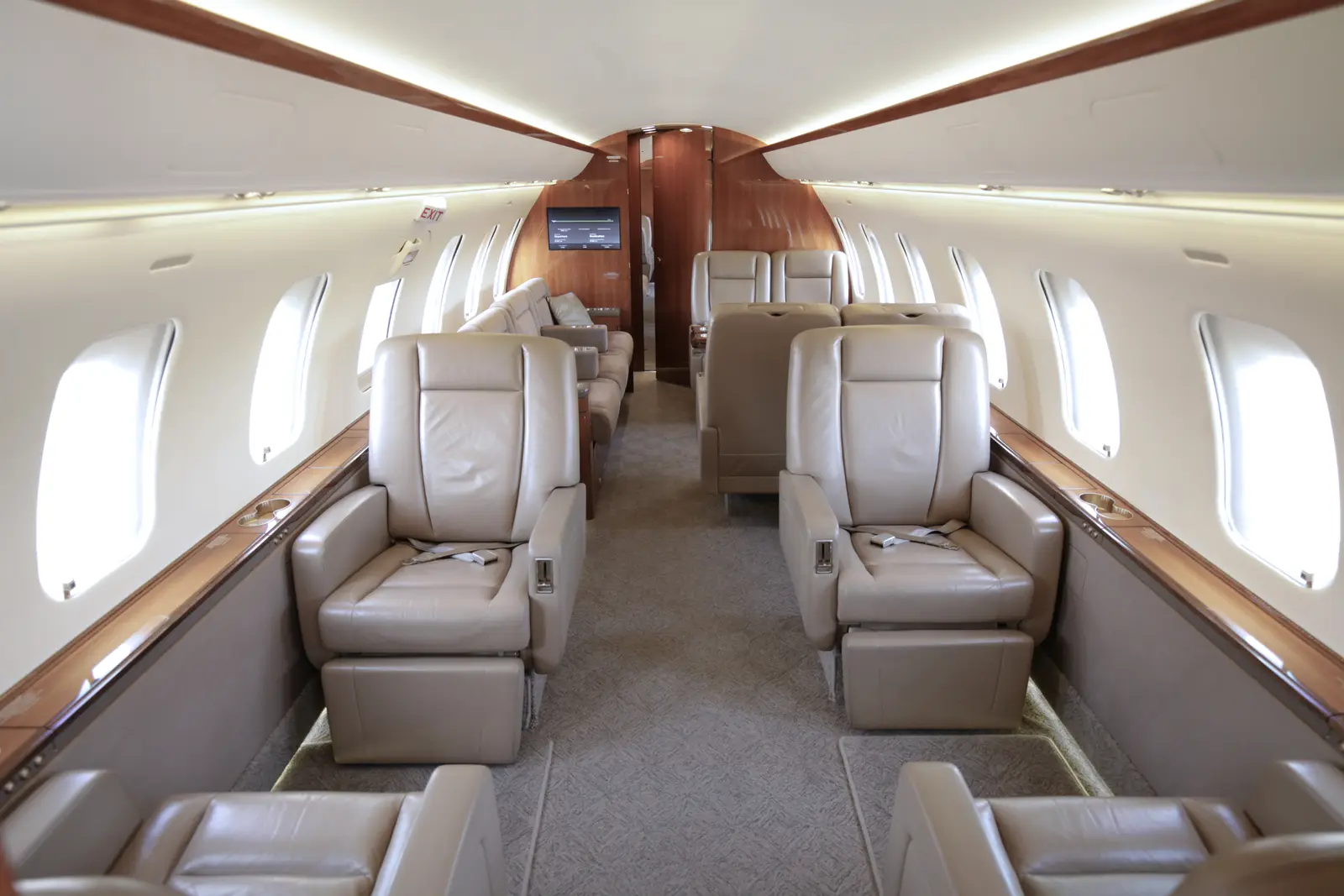 Bombardier Challenger 605 C-FHRL operated by Jetport photo 3