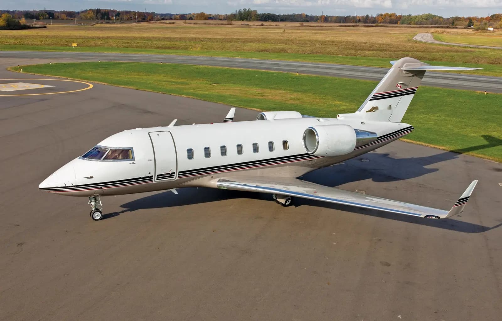 Bombardier Challenger 605 C-FHRL operated by Jetport photo 5