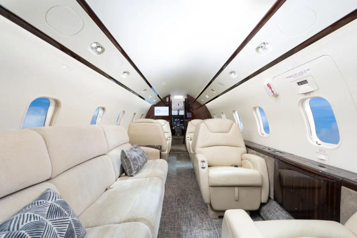 Bombardier Challenger 300 C-FIOV operated by Chartright Air Group photo 2