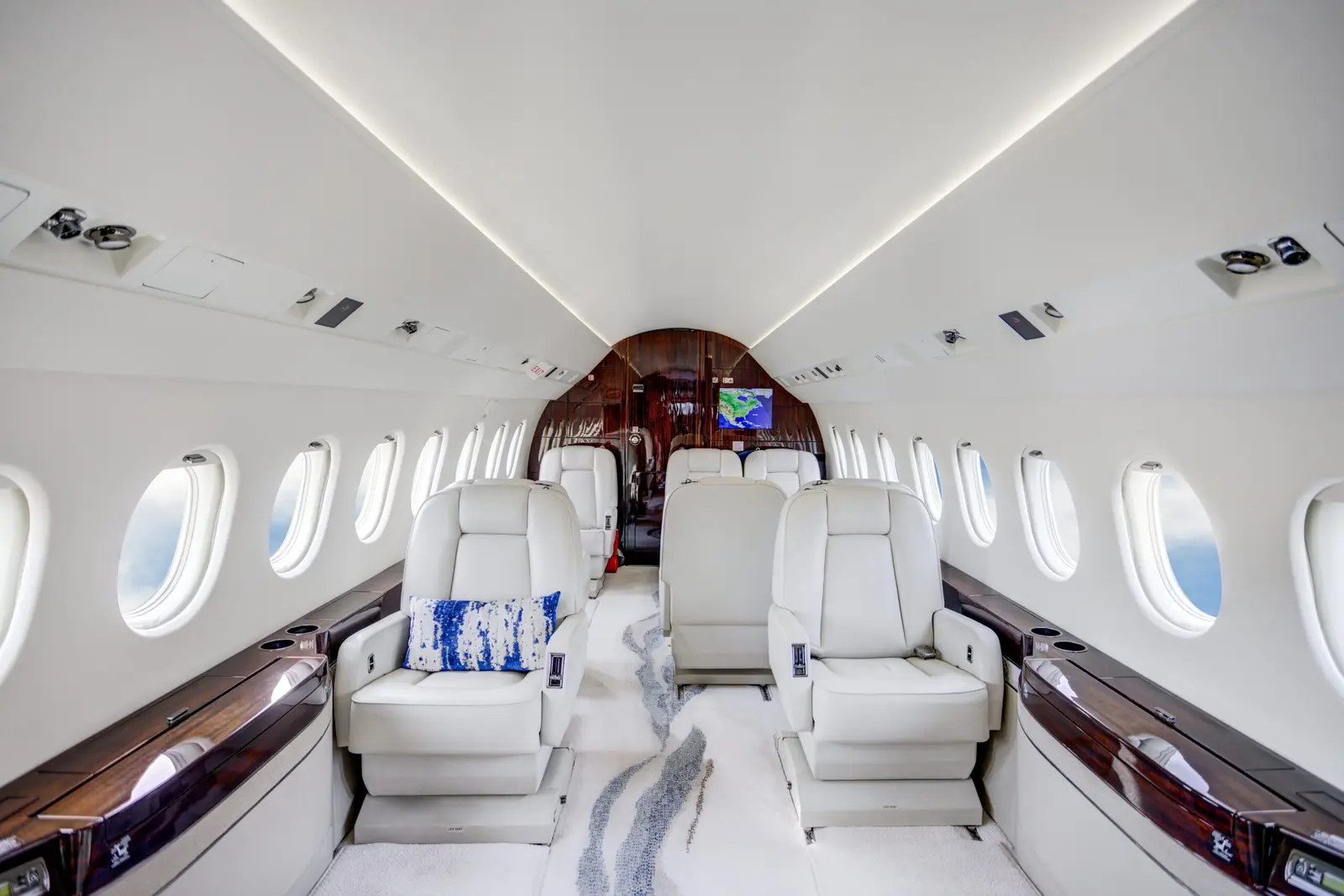 Dassault Falcon 2000LX C-FJFW operated by Chartright Air Group photo 2