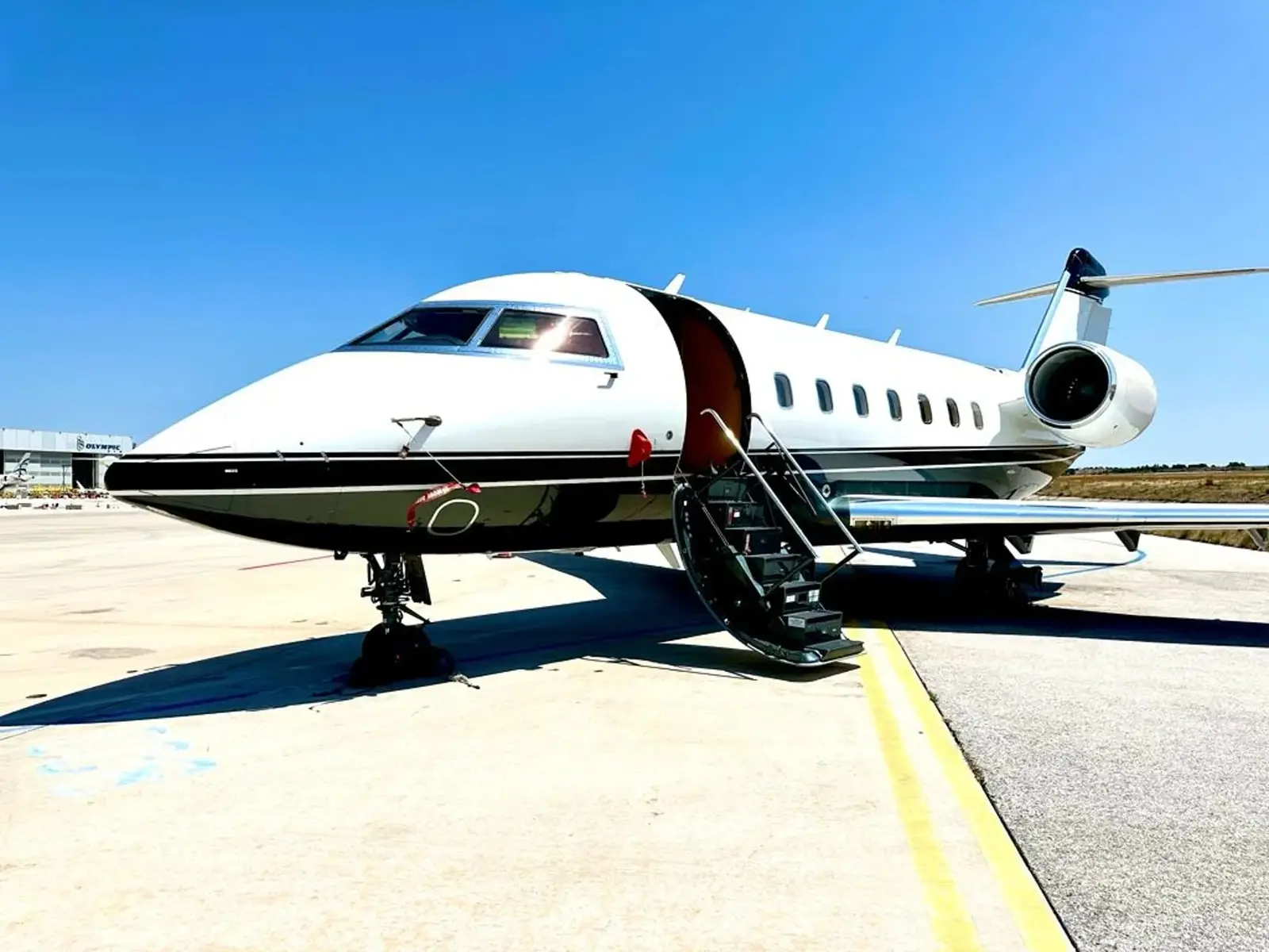 Bombardier Challenger 604 C-FKNN operated by FlyGTA Airlines, exterior