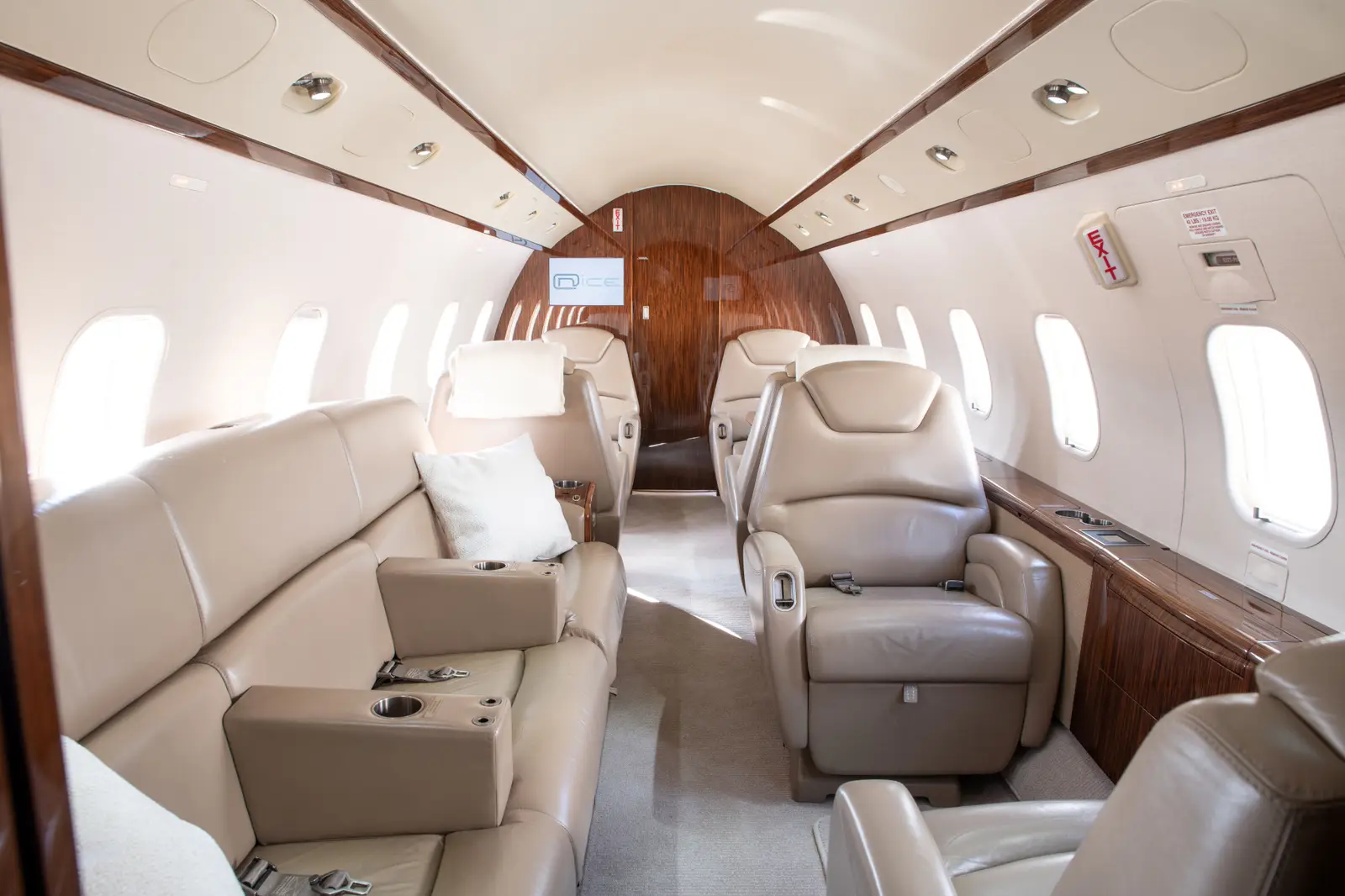 Bombardier Challenger 300 C-FOCL operated by Chartright Air Group photo 4