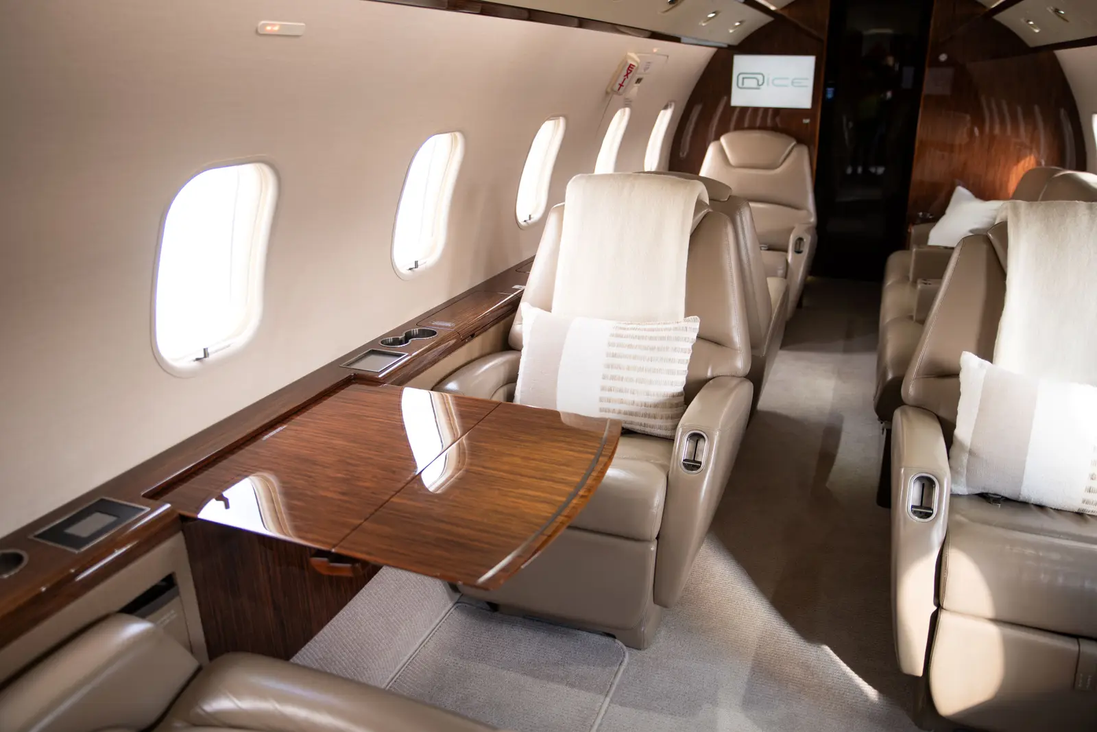 Bombardier Challenger 300 C-FOCL operated by Chartright Air Group photo 5