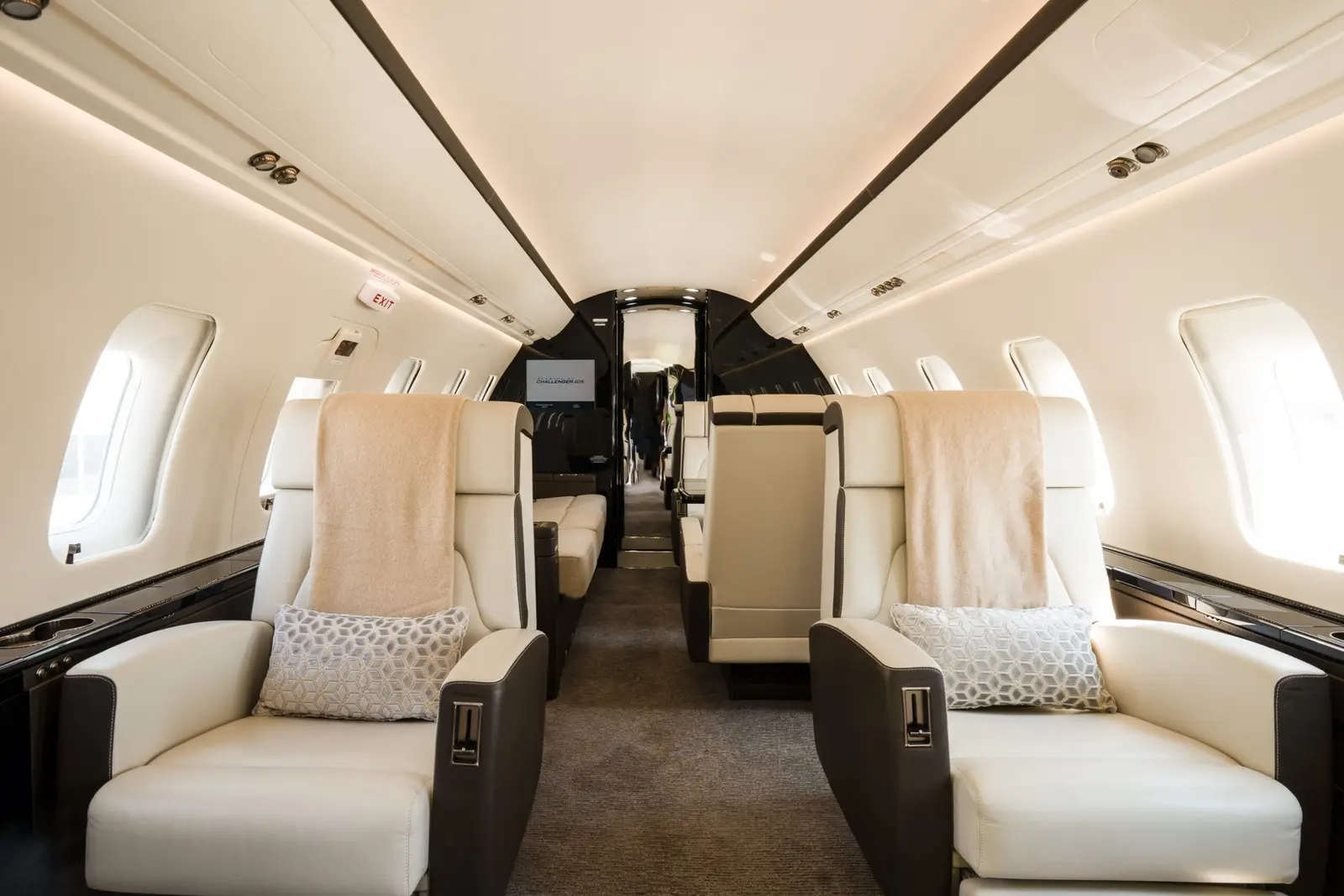 Bombardier Challenger 605 C-FOGT operated by Chartright Air Group photo 4