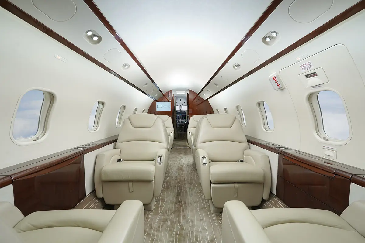 Bombardier Challenger 300 C-FWUT operated by Chartright Air Group photo 5