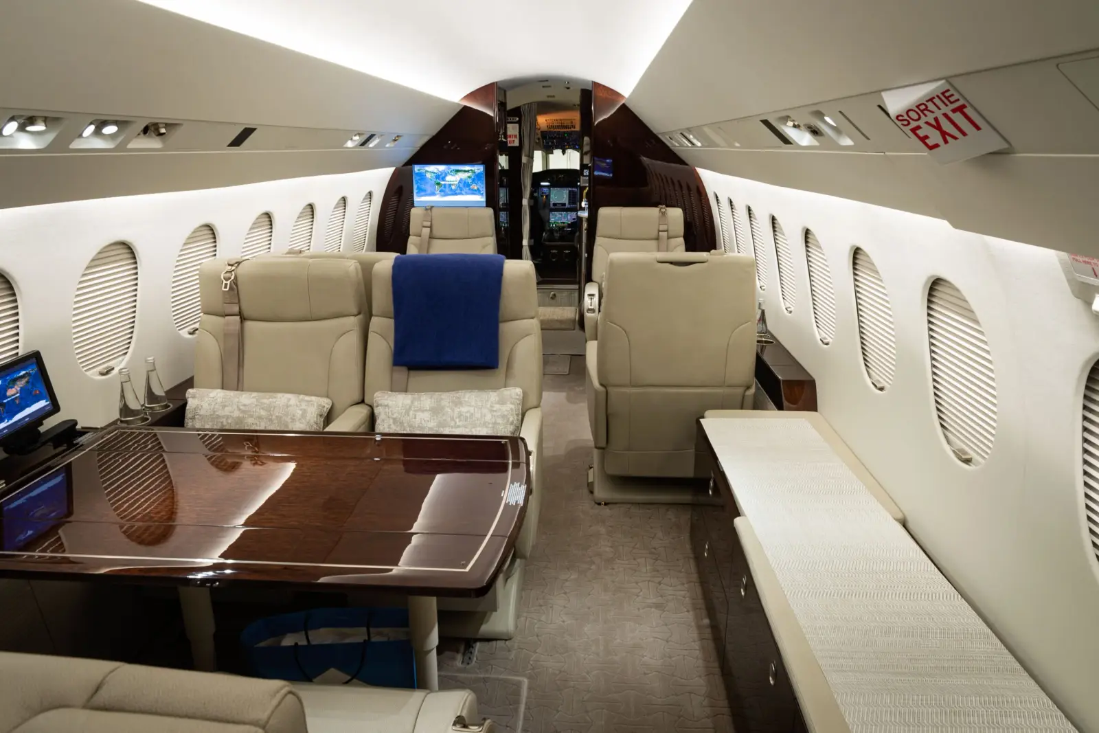Dassault Falcon 900EX C-GBDY operated by Anderson Air, Ltd. photo 3
