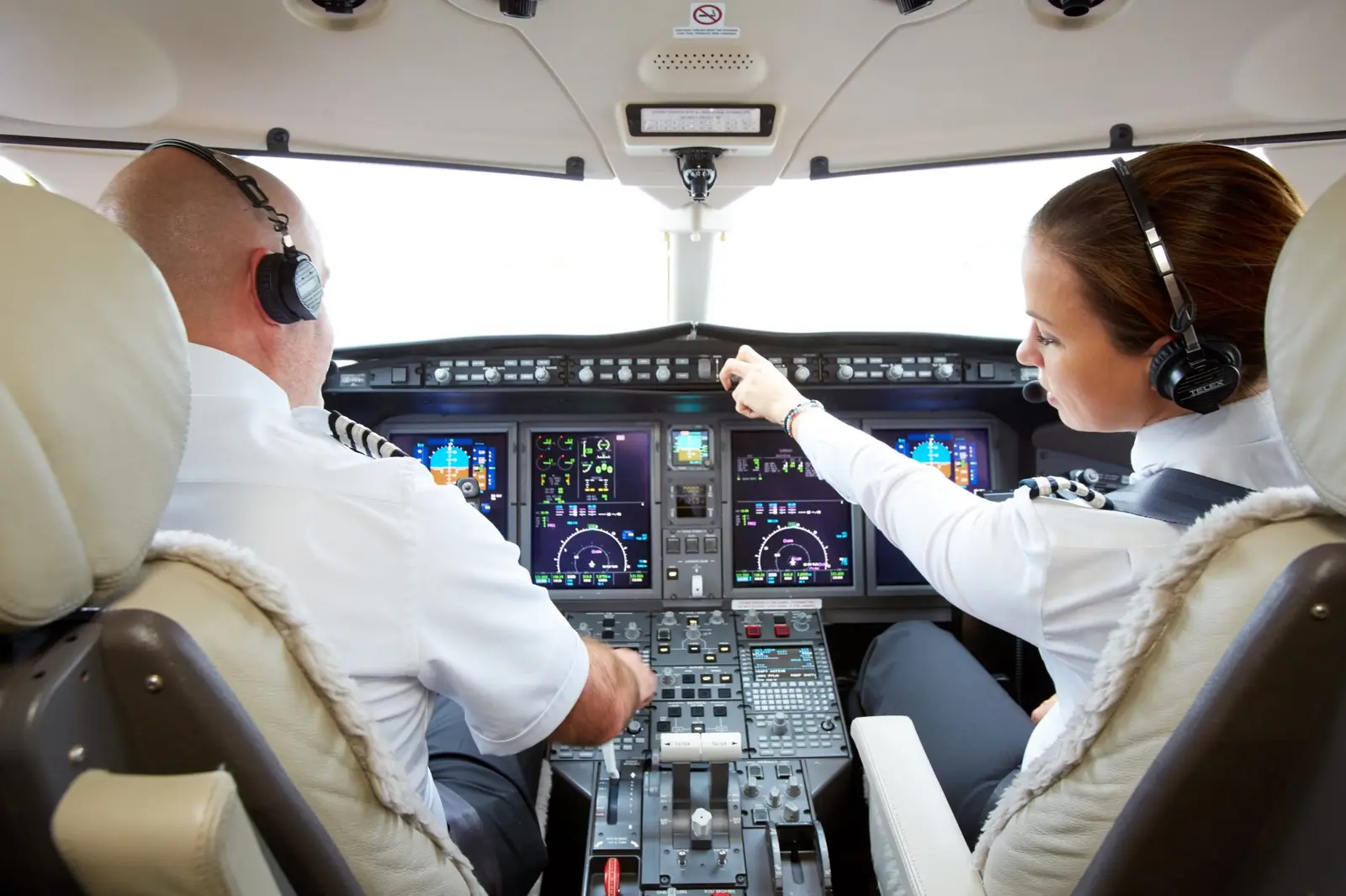 Bombardier Challenger 300 C-GBJH operated by Kreos Aviation, Inc. photo 6