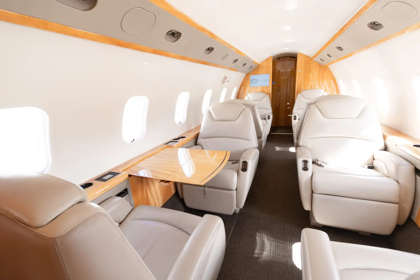 Bombardier Challenger 300 C-GCSN operated by Chartright Air Group photo 4