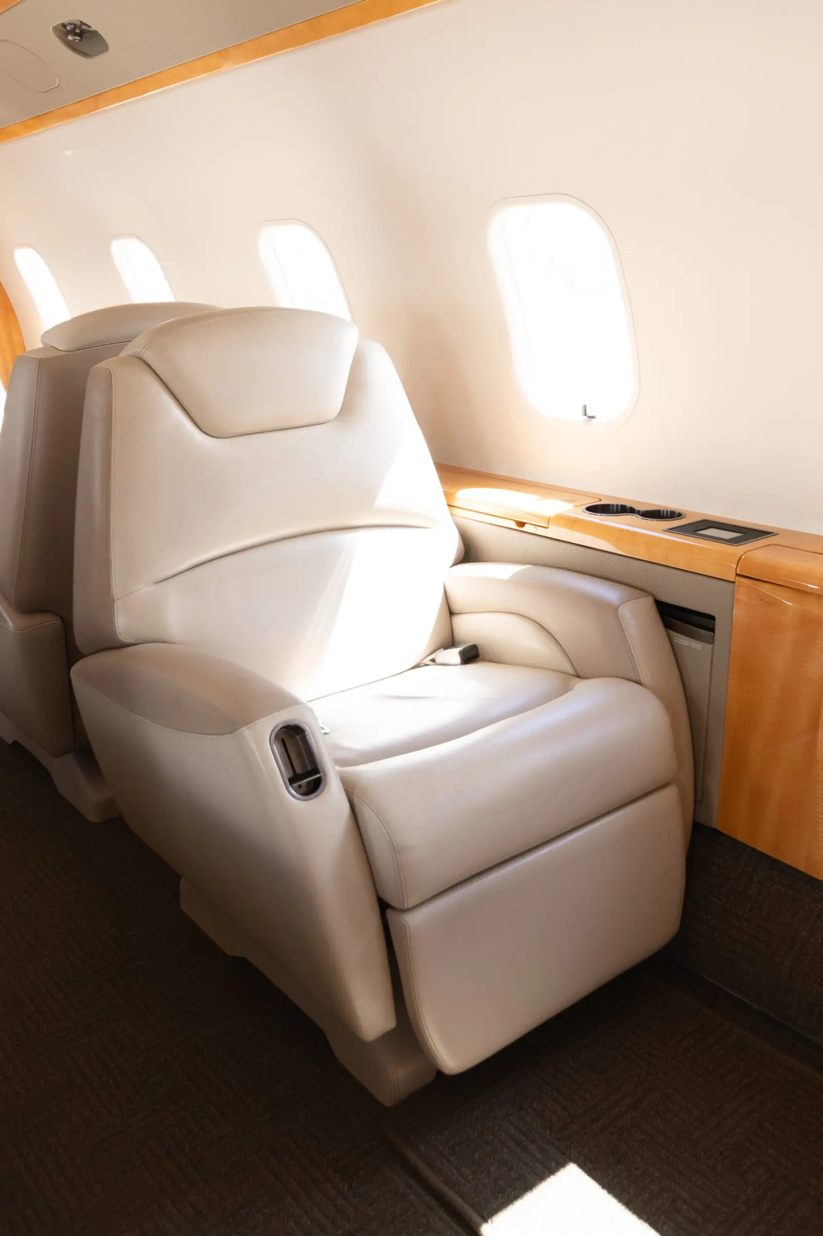 Bombardier Challenger 300 C-GCSN operated by Chartright Air Group photo 5