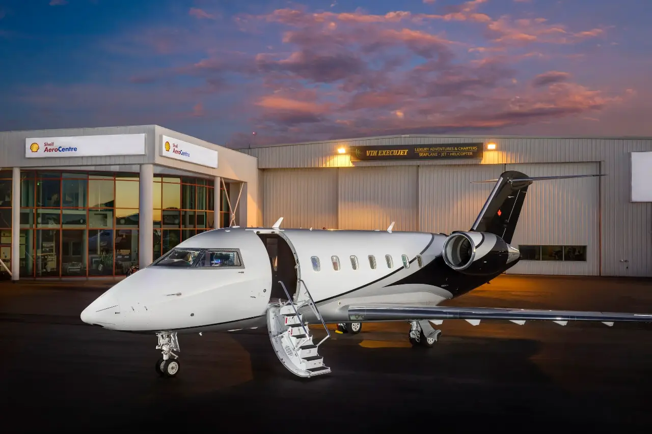 Bombardier Challenger 605 C-GENL operated by VIH Execujet Inc photo 2