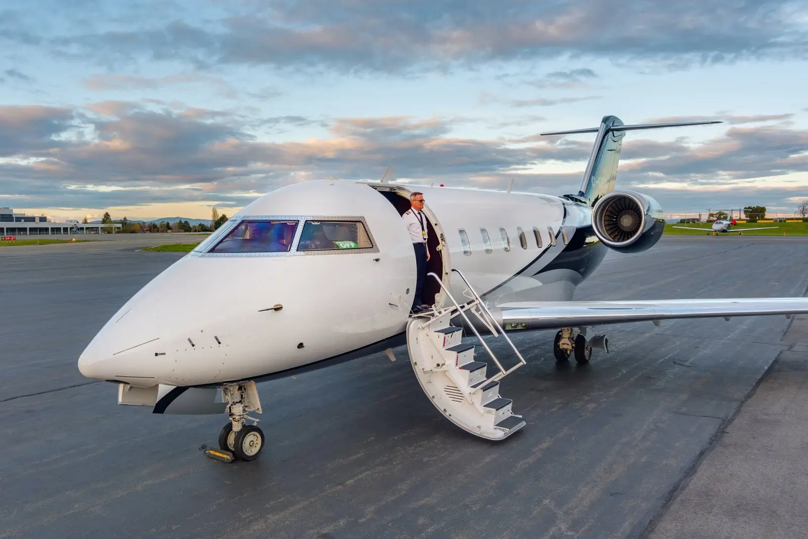 Bombardier Challenger 605 C-GENL operated by VIH Execujet Inc photo 5