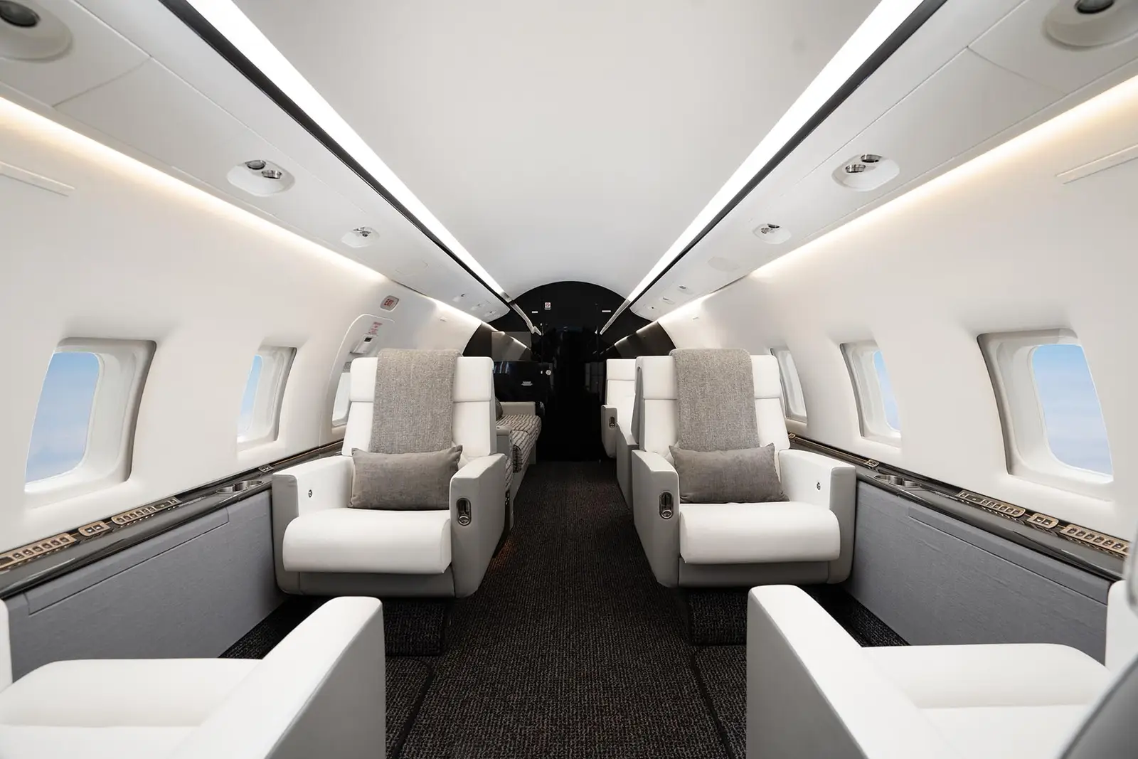 Bombardier Challenger 604 C-GFGC operated by Chartright Air Group photo 2