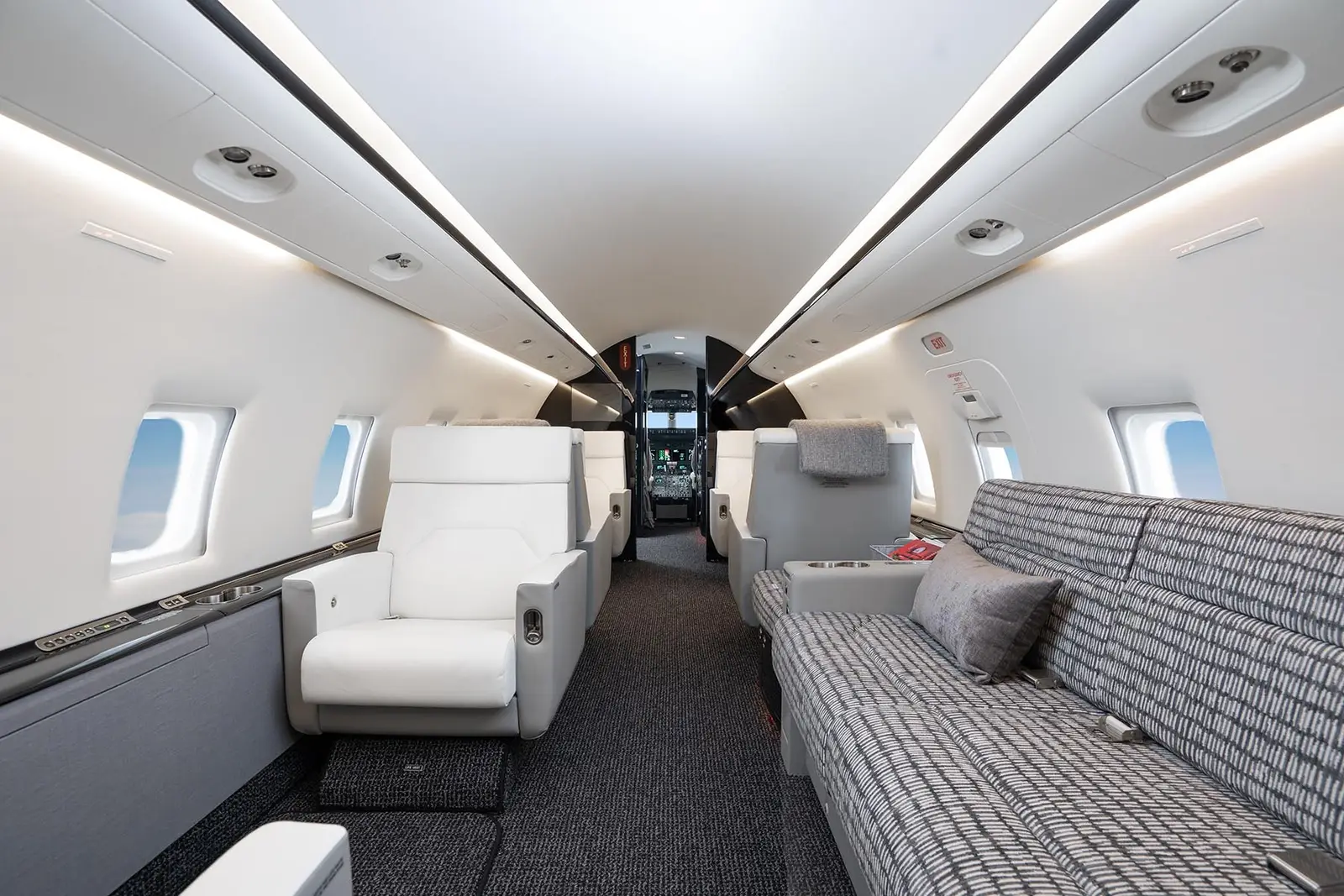 Bombardier Challenger 604 C-GFGC operated by Chartright Air Group photo 4