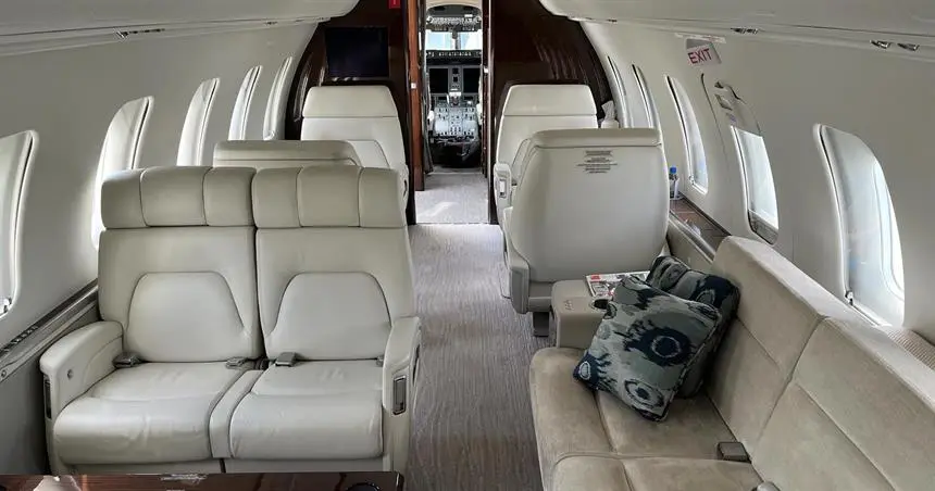 Bombardier Challenger 605 C-GFWD operated by Skyservice Business Aviation photo 2