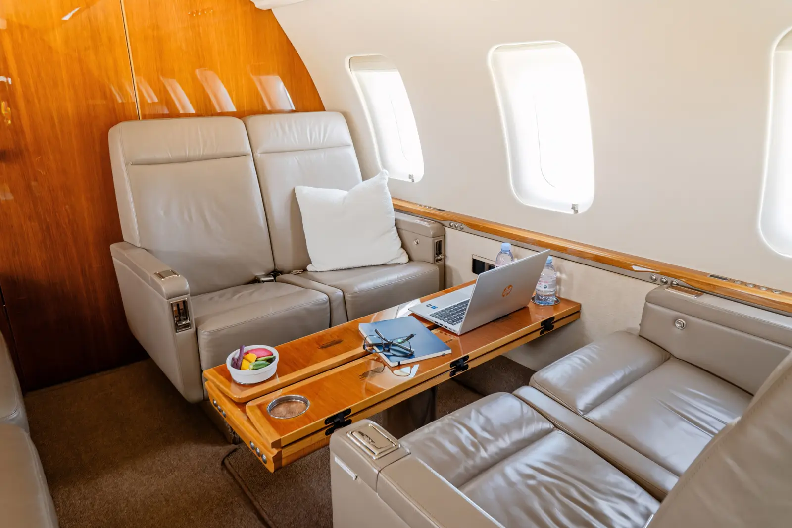 Bombardier Challenger 605 C-GHMW operated by Execaire Aviation photo 2