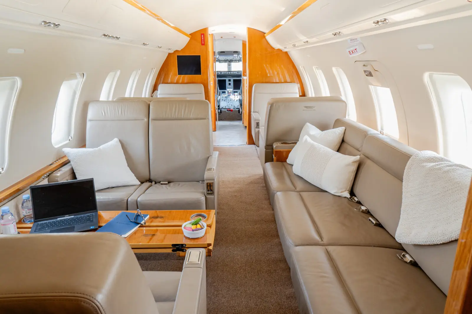 Bombardier Challenger 605 C-GHMW operated by Execaire Aviation photo 3