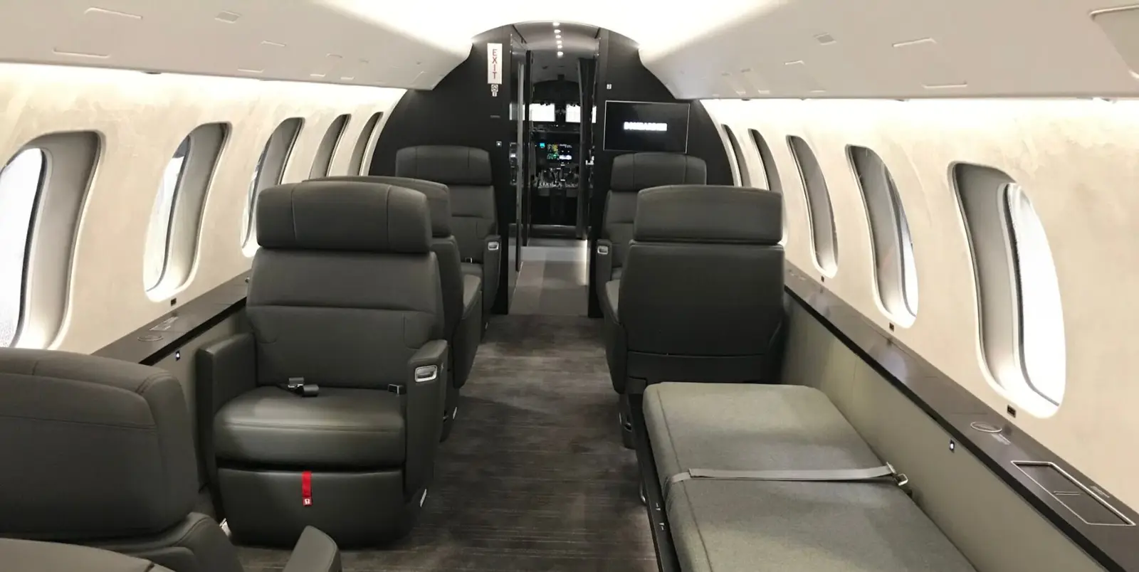 Bombardier Global 7500 C-GHSW operated by Execaire Aviation photo 2